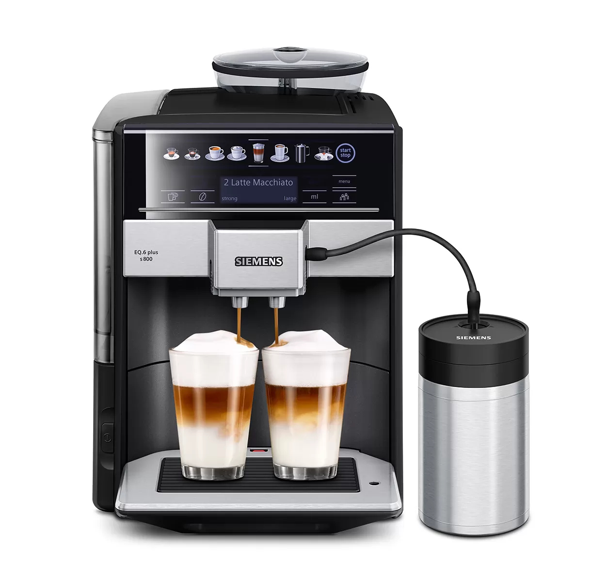 Czarny i srebrny ekspres do kawy Siemens z dwoma szklankami latte macchiato w trakcie nalewania.