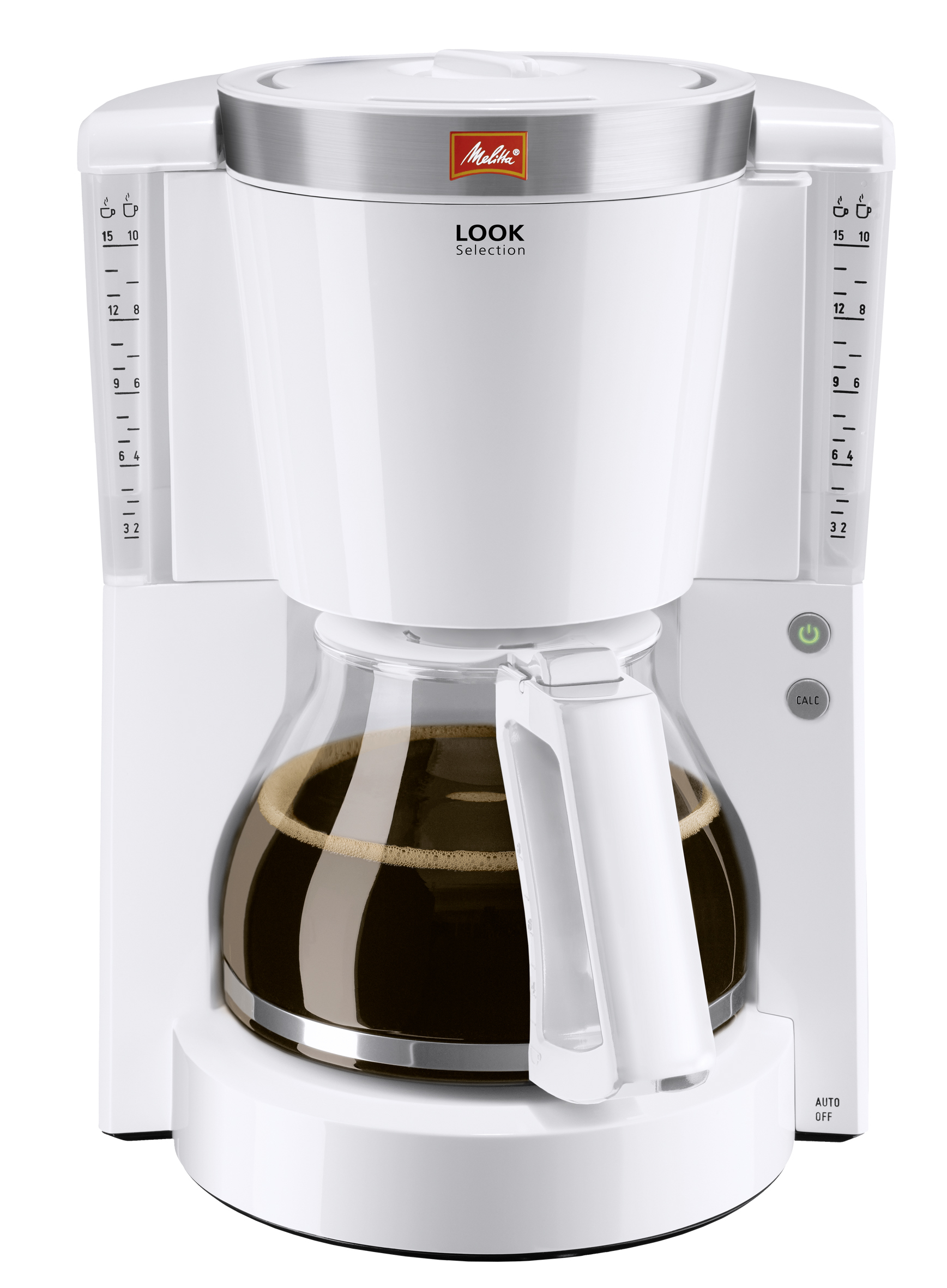 Una macchina per il caffè bianca con una caraffa di vetro piena di caffè, su sfondo bianco.