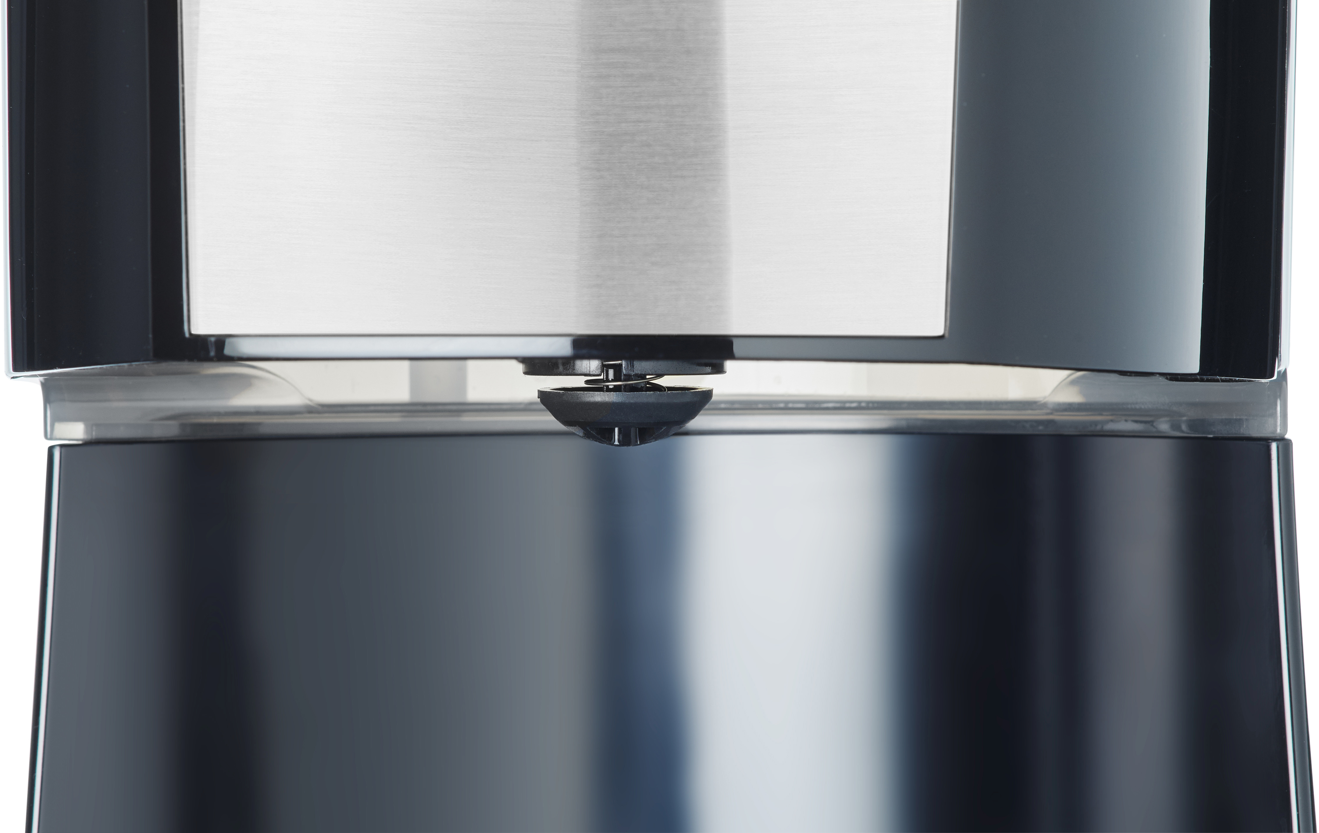 Close-up van een koffiemachine-mondstuk, met een metallic afwerking. Witte achtergrond.