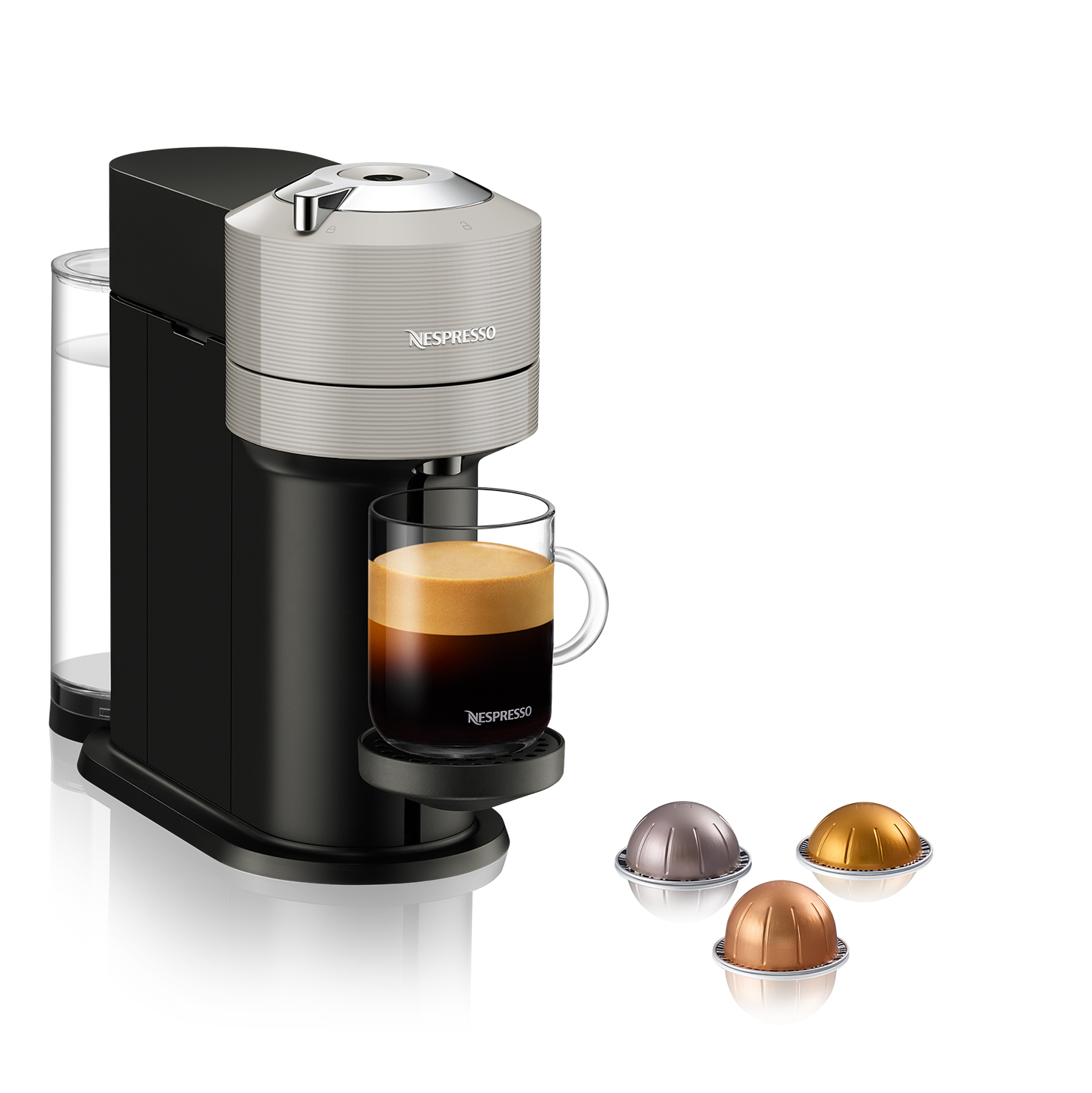 Nespresso-Kaffeemaschine mit einer Tasse Kaffee und Kapseln auf weißem Hintergrund.