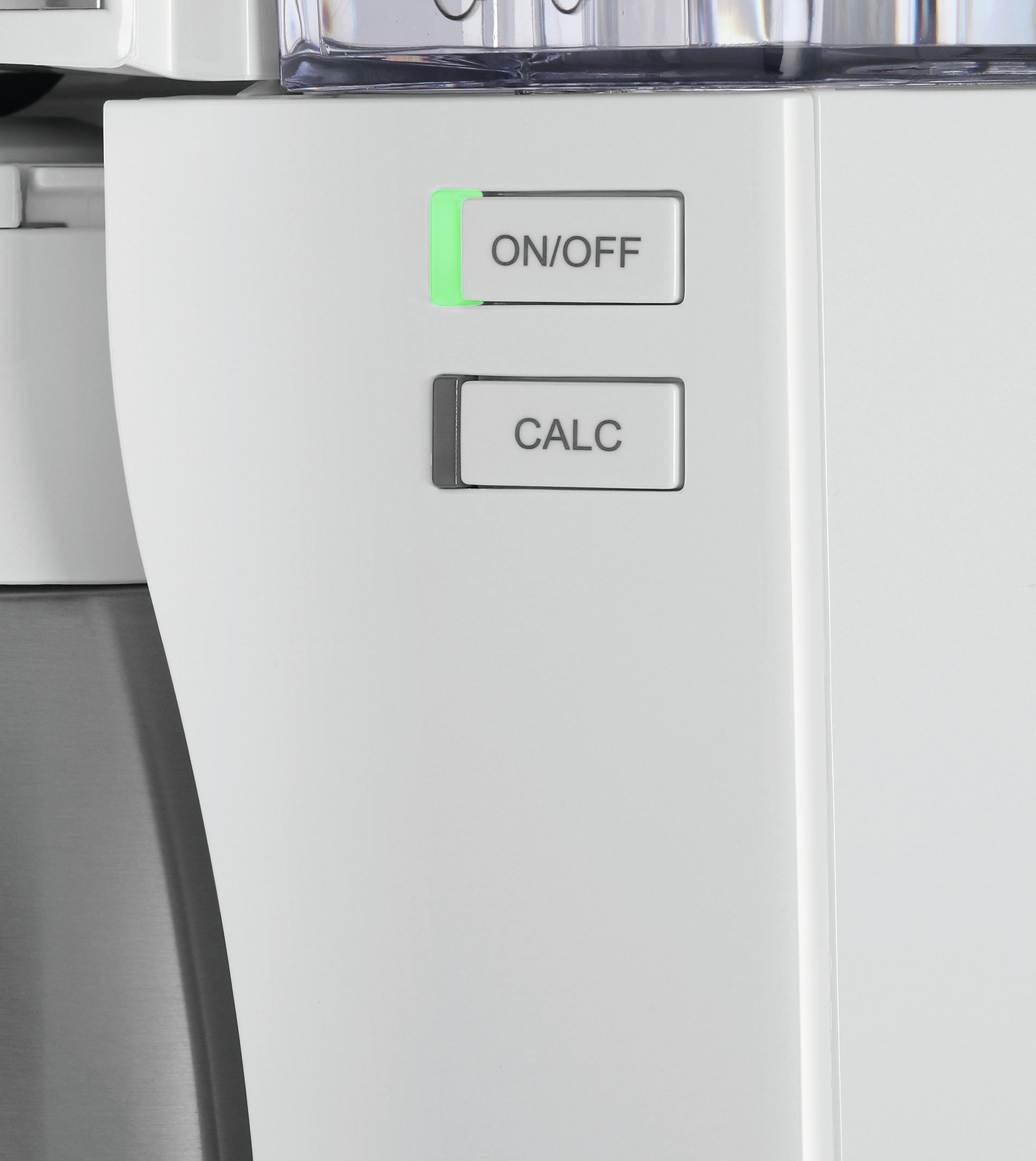 Zbliżenie białego urządzenia. Widoczne przyciski włącz/wyłącz i kalkulacja, zielone światło.