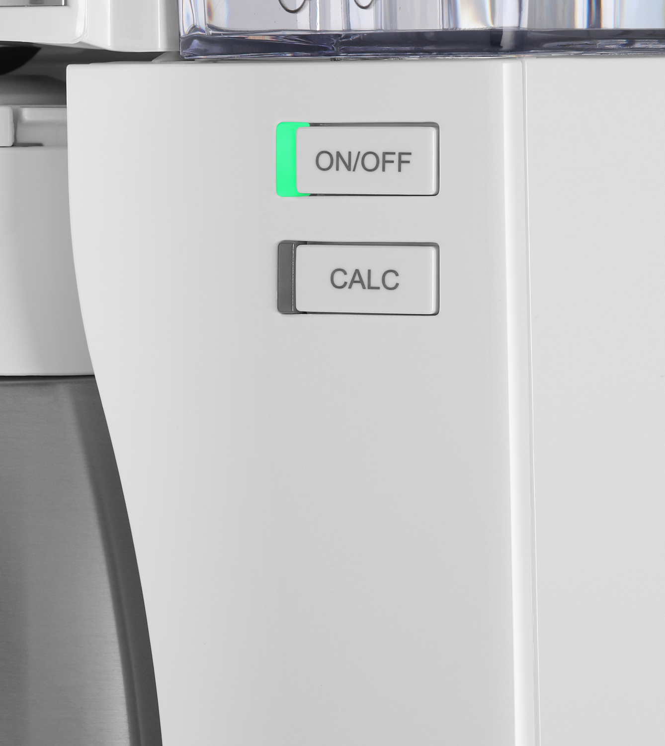 Zbliżenie białej maszyny z przyciskami włącz/wyłącz i kalkulacji.