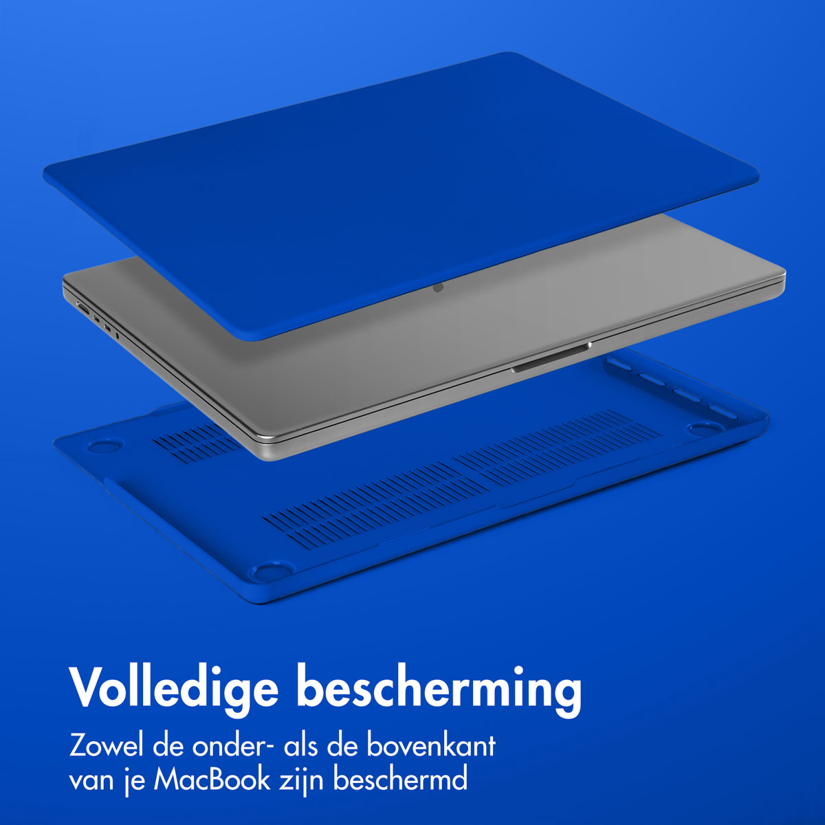 Una funda azul sobre un MacBook plateado, mostrando las partes inferior y superior del portátil.