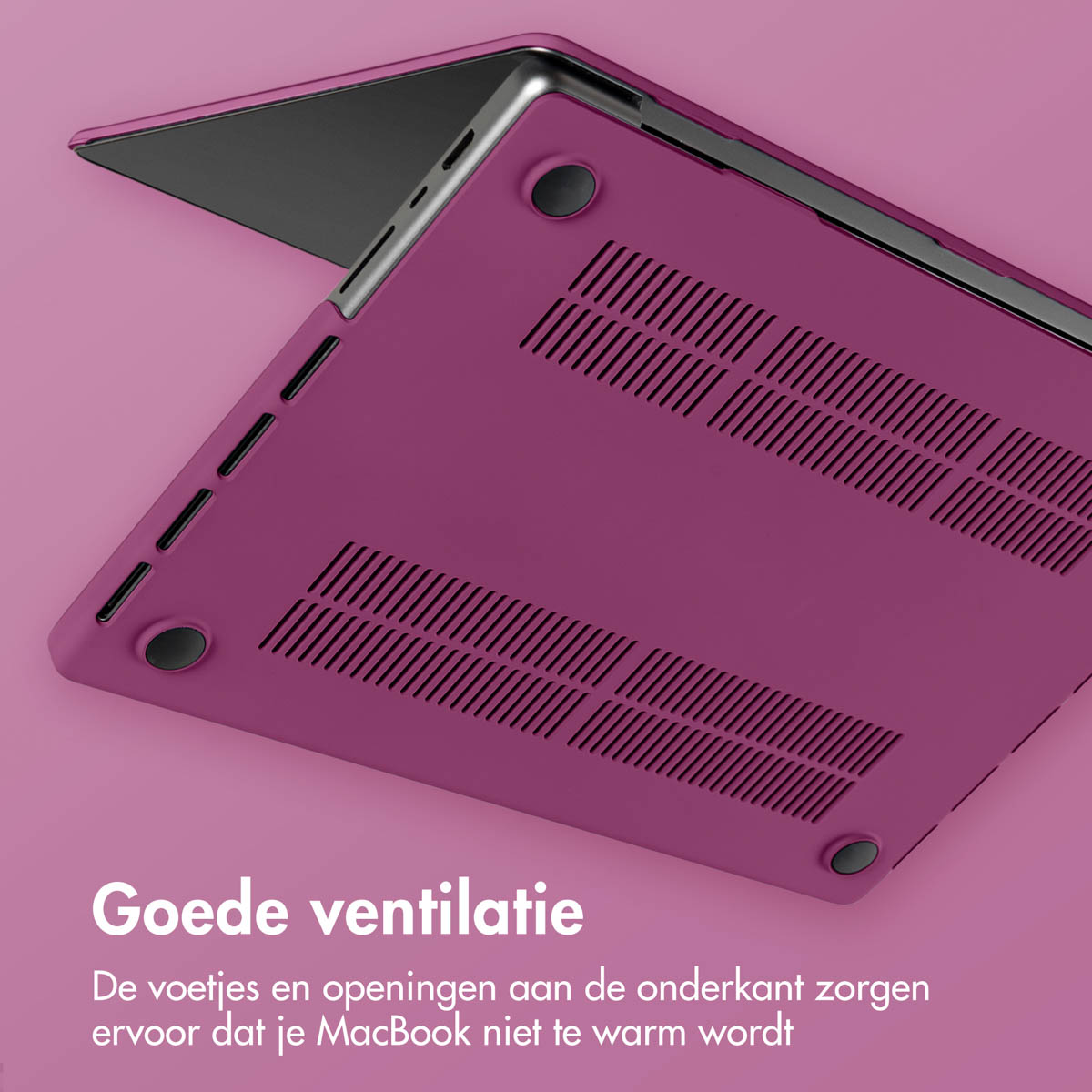 Funda morada para portátil, vista inferior, con orificios de ventilación. Texto en neerlandés: 'Buena ventilación'.