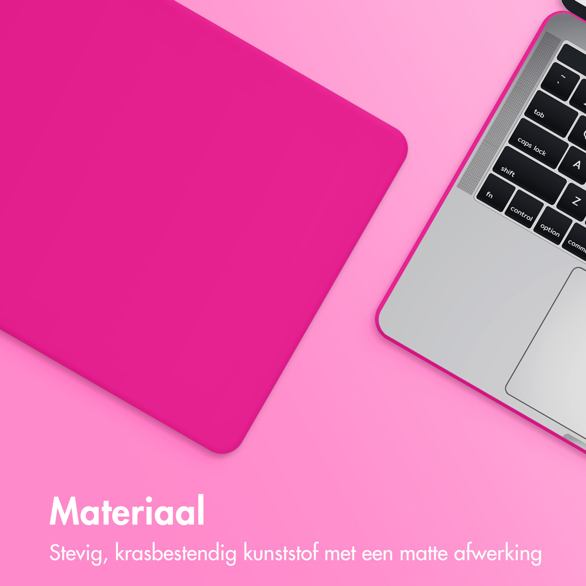 Laptop and pink cover, with text 'Materiaal' and description in Dutch: 'Stevig, krasbestendig...'
