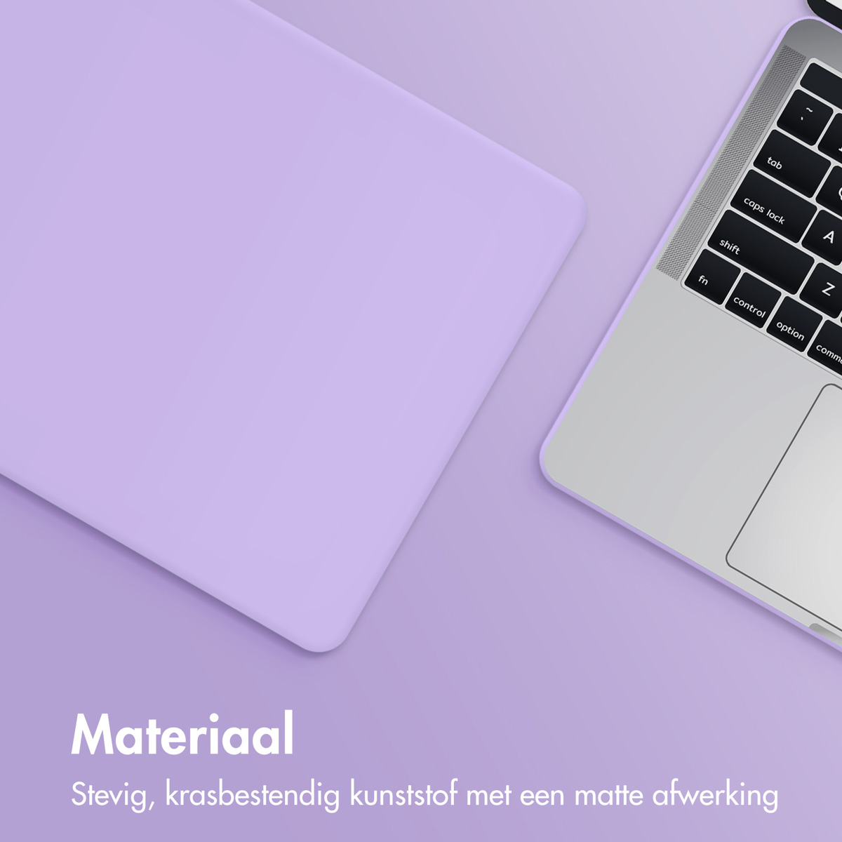 Lavender laptop with a matching cover. Text: Materiaal, stevig, krasbestendig kunststof.