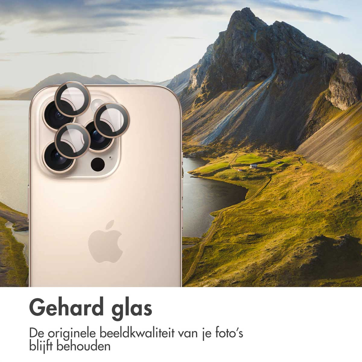 Téléphone avec protecteurs d'objectif, fond de montagne. Protecteurs d'objectif sur le téléphone. La montagne est verte.