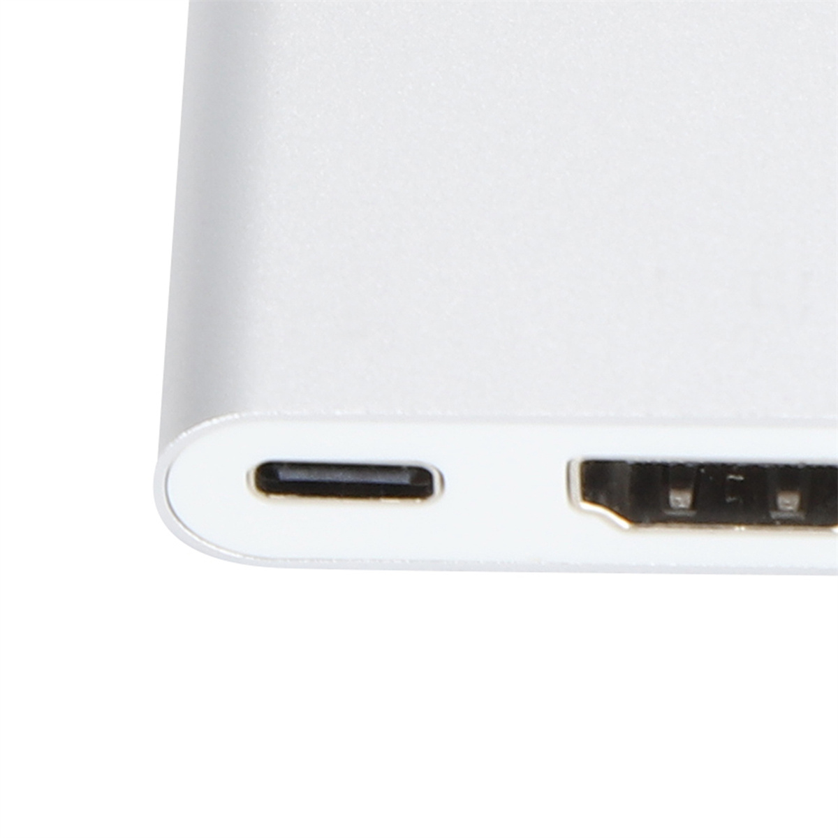 Nahaufnahme eines silberfarbenen USB-C-Hubs mit USB-C-Anschluss und HDMI-Anschluss.