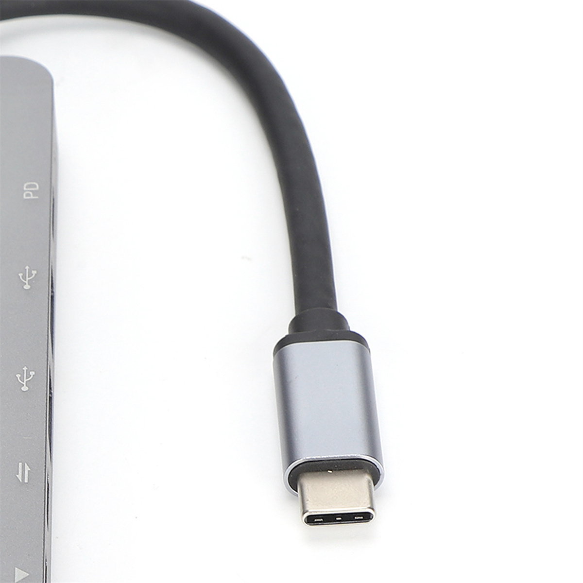 USB-C-Anschluss mit grauem Metallkörper, verbunden mit einem schwarzen Kabel.