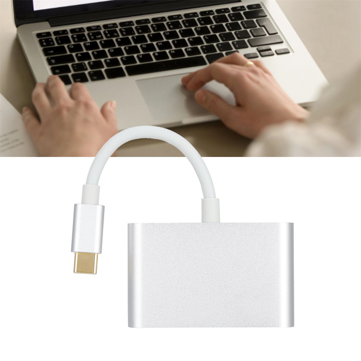Laptop mit Händen auf dem Touchpad und ein silberner Adapter, der an ein USB-C-Kabel angeschlossen ist.