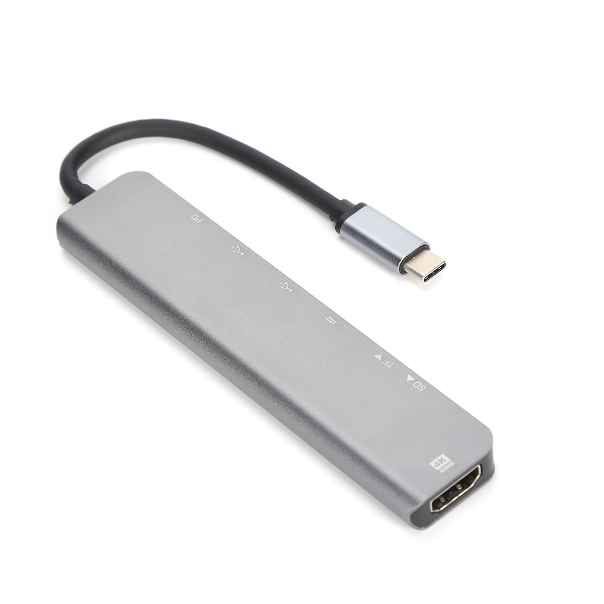 Ein silberner Adapter mit verschiedenen Anschlüssen und einem USB-C-Kabel auf weißem Untergrund.