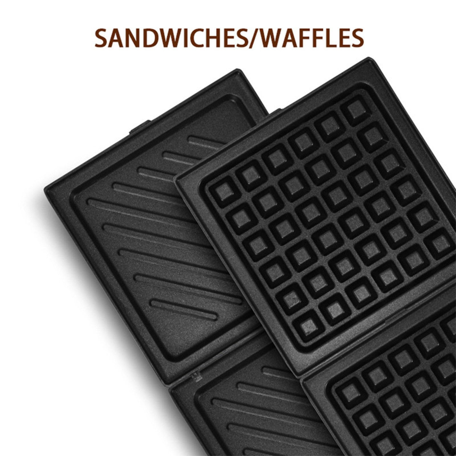 Nahaufnahme von zwei Waffeleisenplatten mit quadratischen Gittern. Sandwiches/Waffeln ist der Titel.