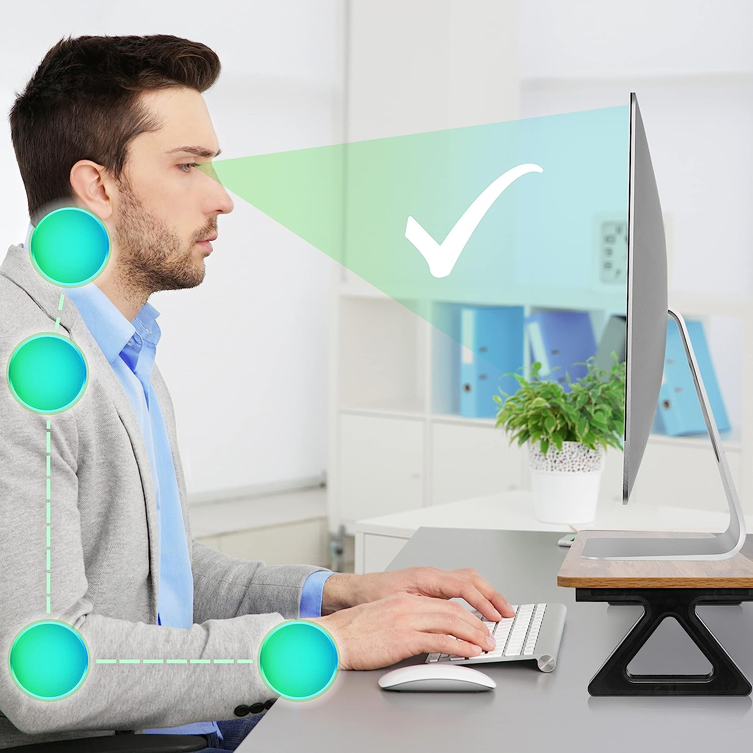 Mann im Profil, der auf einen Computerbildschirm blickt. Grüne Kreise und ein Häkchen überlagern sein Blickfeld.