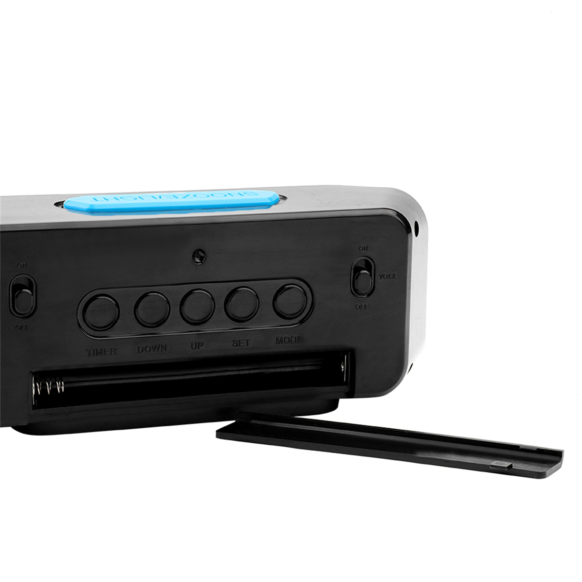 Nahaufnahme eines schwarzen Weckers mit Knöpfen. Das Batteriefach ist geöffnet.