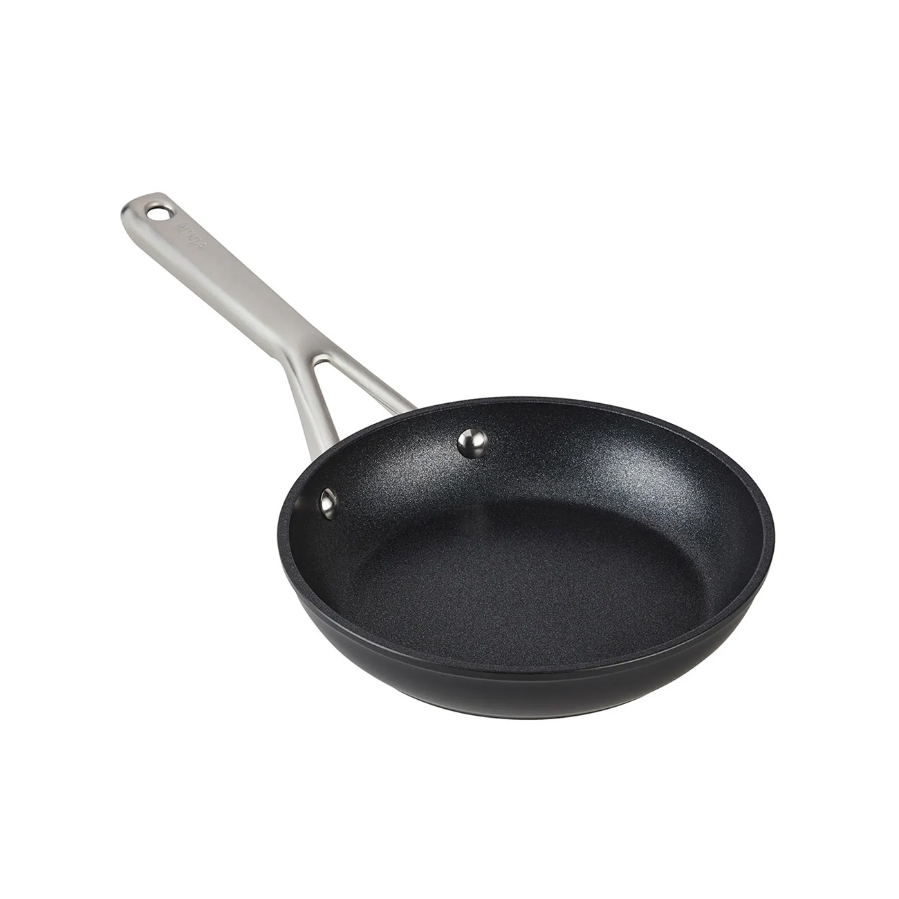 Schwarze Bratpfanne mit silbernem Griff. Pfanne hat dunkles Inneres und wird auf weißem Hintergrund gezeigt.