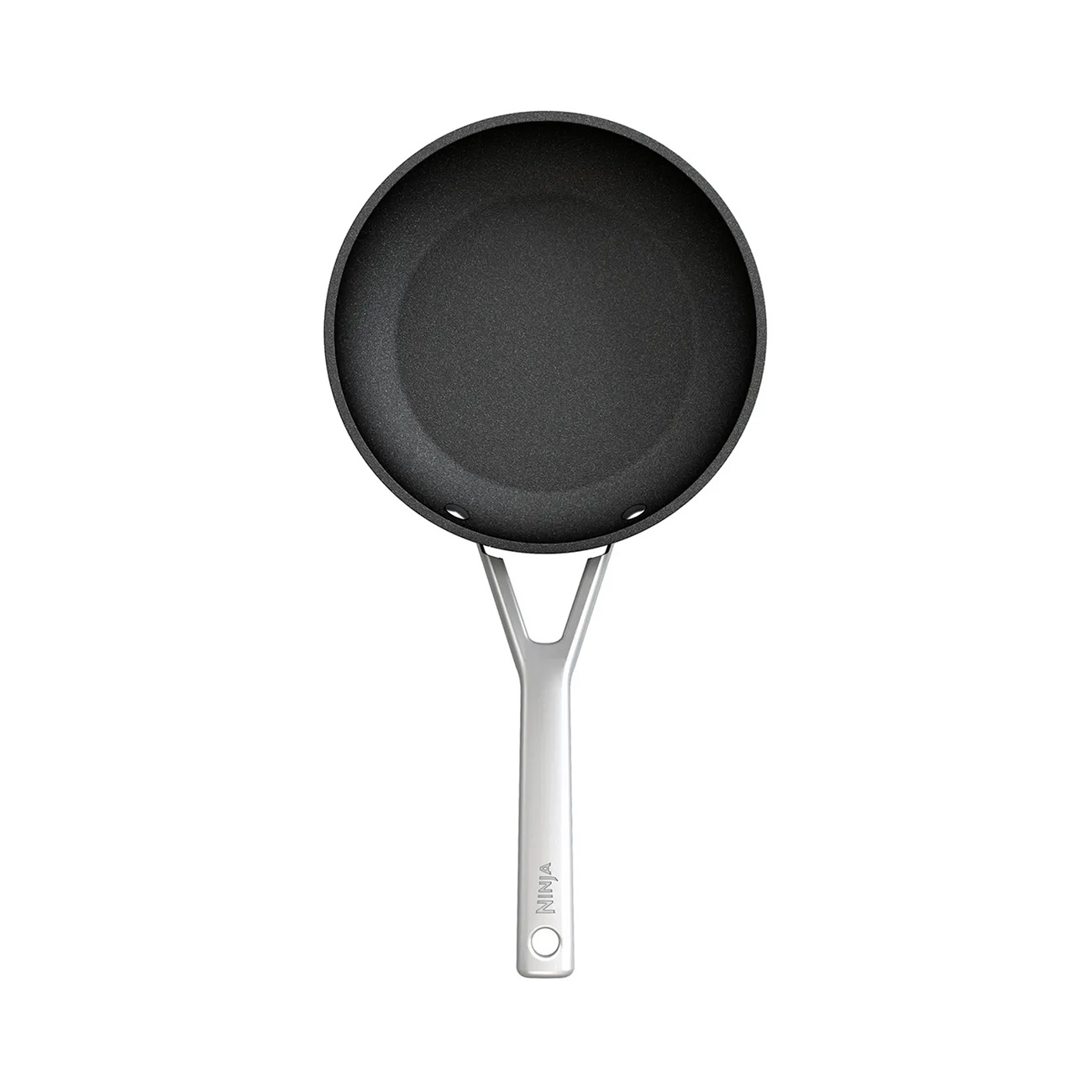 Schwarze Bratpfanne mit silbernem Griff. Die Pfanne ist auf weißem Hintergrund, Draufsicht.