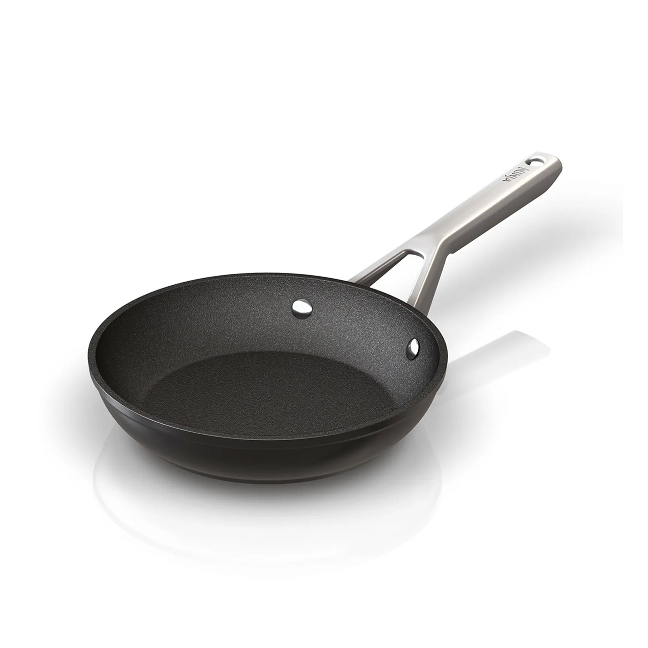 Schwarze Antihaft-Bratpfanne mit silbernem Griff auf weißem Grund.