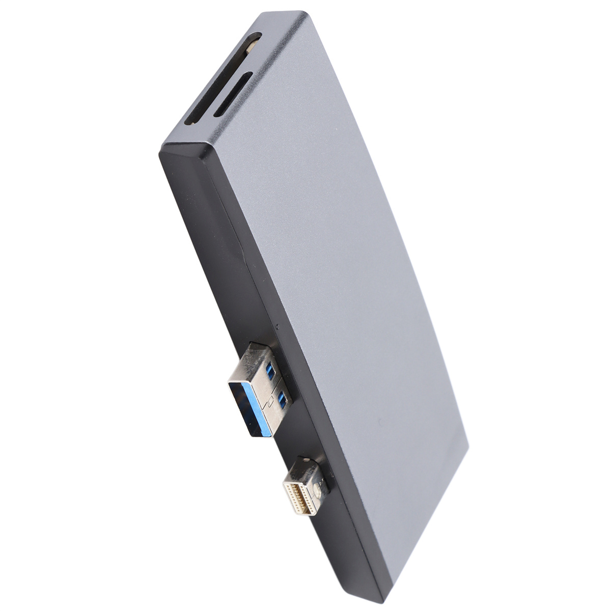 Ein silbergrauer USB-C-Hub mit Kartenleser und USB-Anschlüssen, isoliert auf weißem Hintergrund.