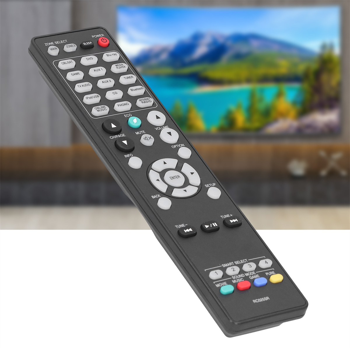 Eine schwarze Fernbedienung mit verschiedenen Tasten vor einem TV-Gerät mit Berg- und See.