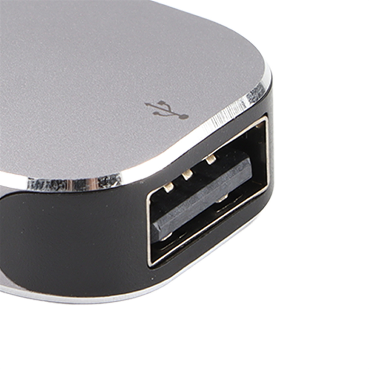 Nahaufnahme eines USB-Anschlusses an einem silbernen Hub mit USB-Symbol.