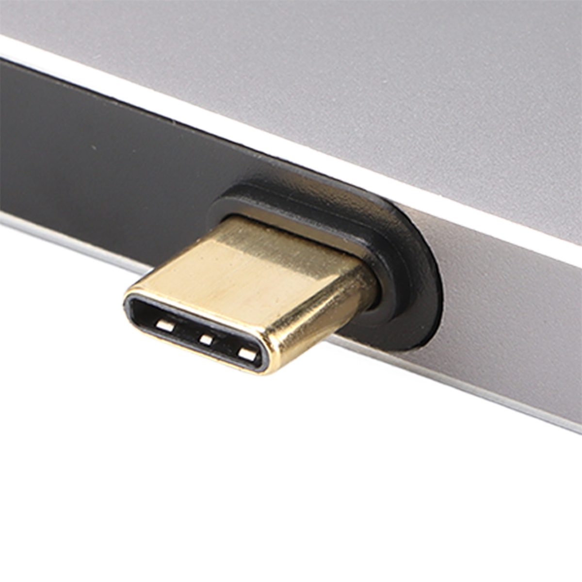 Nahaufnahme eines USB-C-Anschlusses. Der Anschluss ist silber und goldfarben.