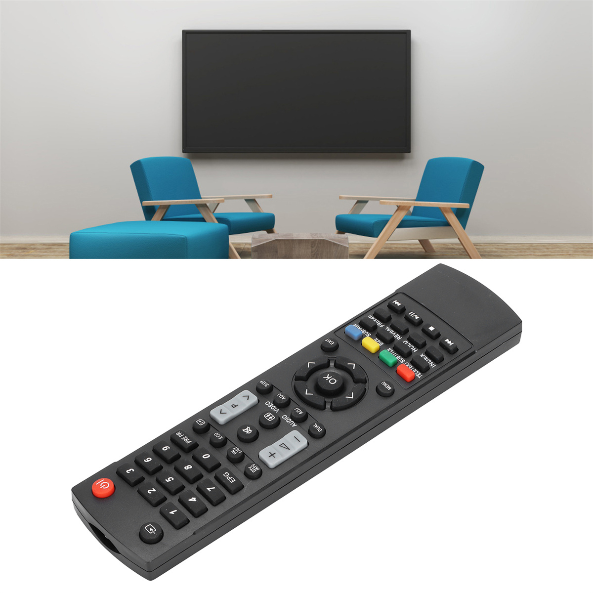 Ein Fernseher mit zwei blauen Stühlen und einer Fernbedienung im Vordergrund.
