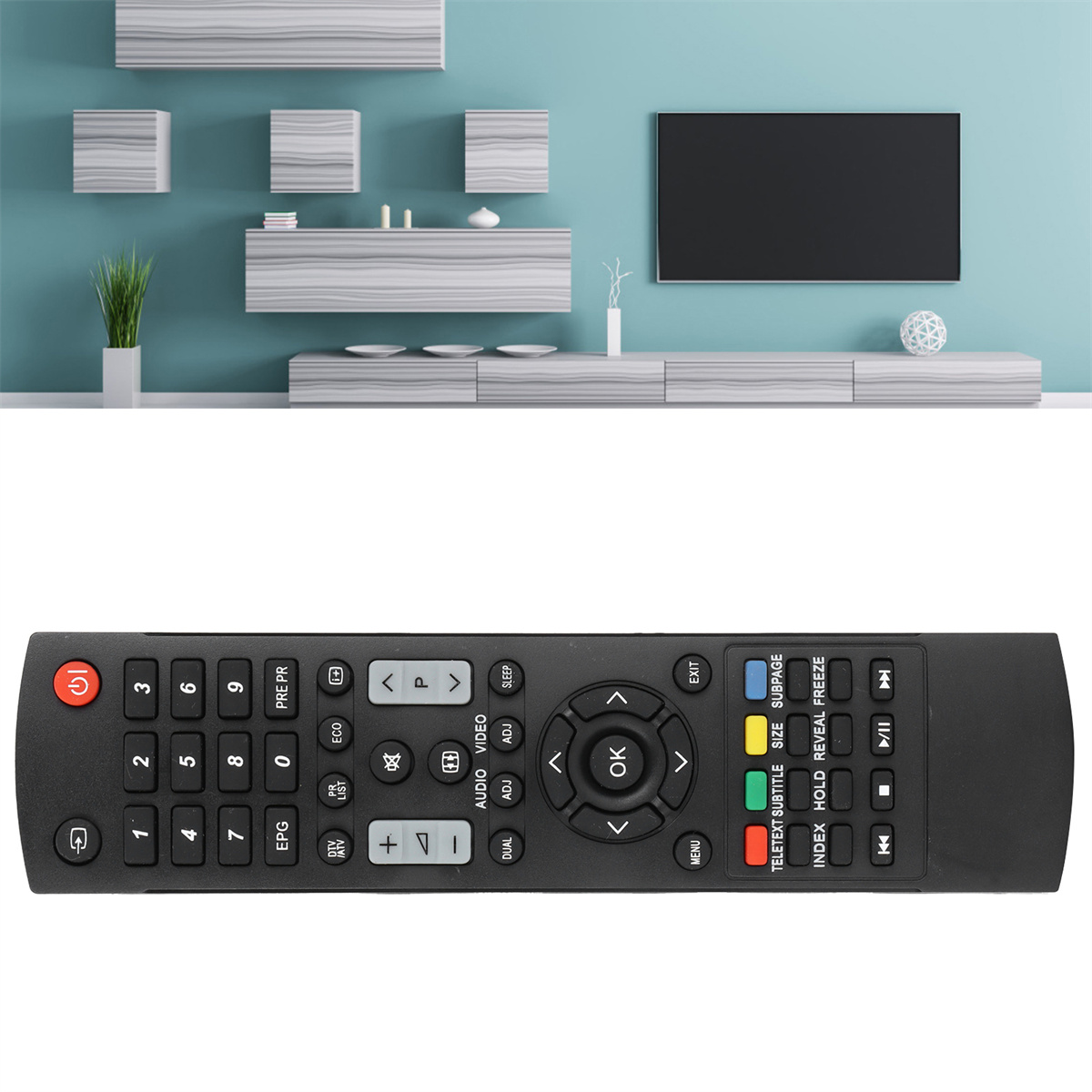 TV-Fernbedienung mit vielen Tasten. Im Hintergrund ein Fernseher an hellblauer Wand.