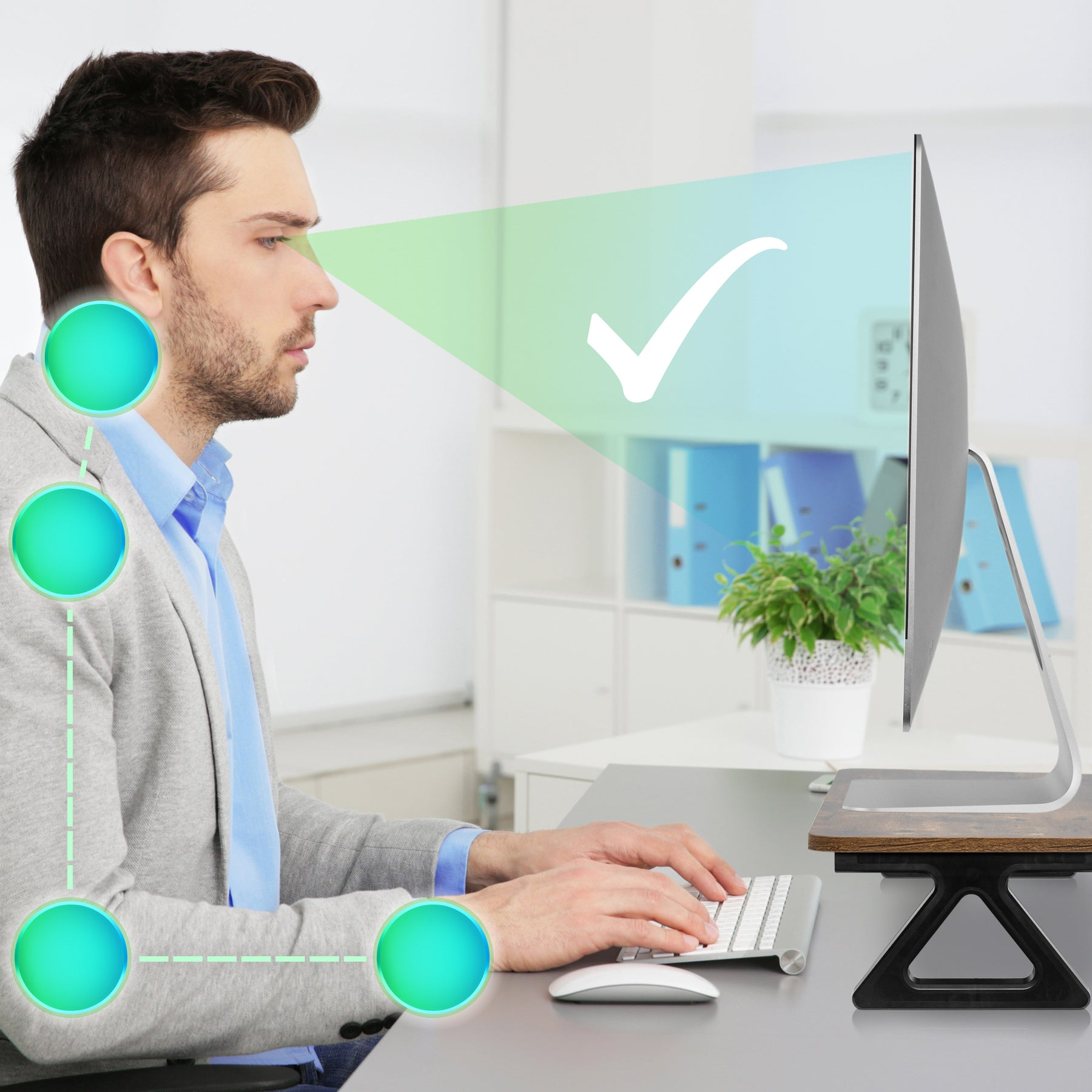 Ein Mann benutzt einen Computer mit grünen und blauen Kreisen und einem Häkchen.