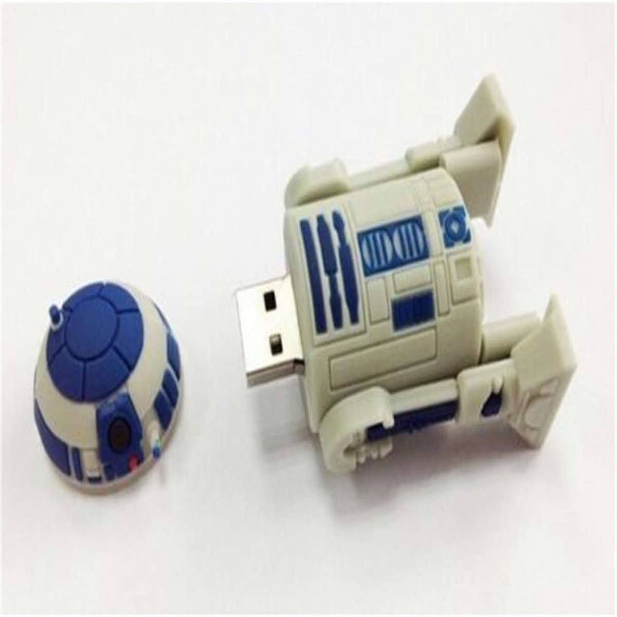 USB-Stick in Form von R2-D2. Der Stick ist weiß und blau, mit einem kleinen R2-D2-Modell daneben.