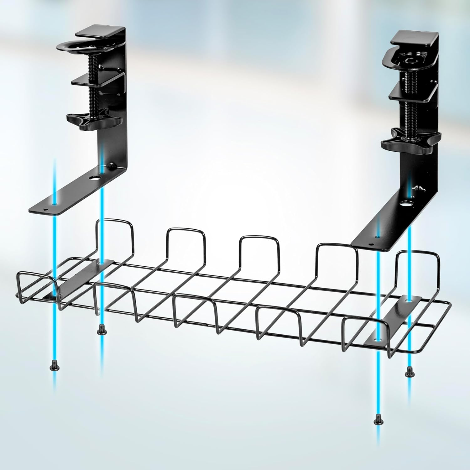 Schwarzer Kabelorganizer unter dem Schreibtisch montiert. Besteht aus Metallgitter und Klemmen mit blauen Schraubmarkierungen.