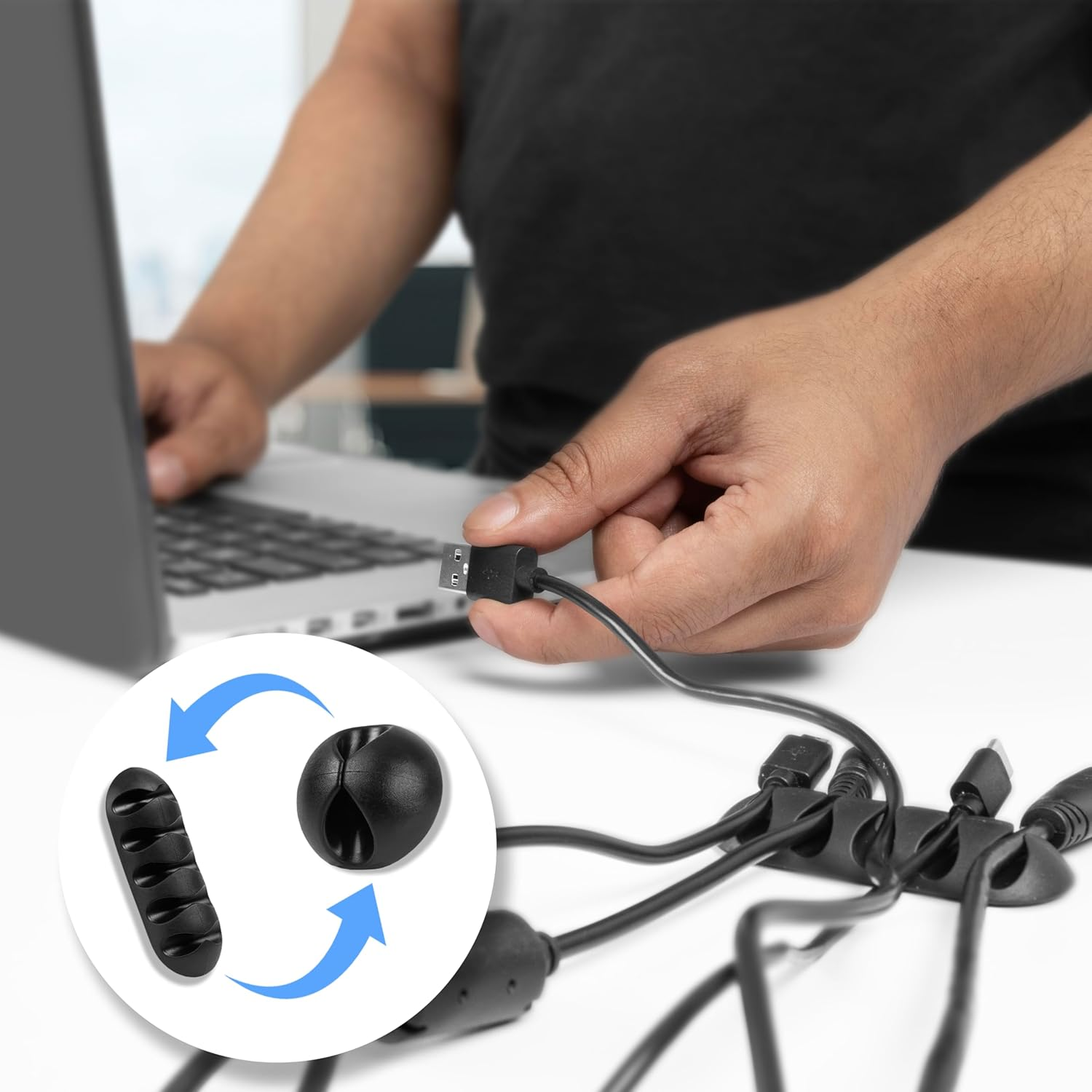 Eine Person steckt ein USB-Kabel in einen Kabelorganisator. Zwei Organisatoren werden mit Pfeilindikatoren gezeigt.