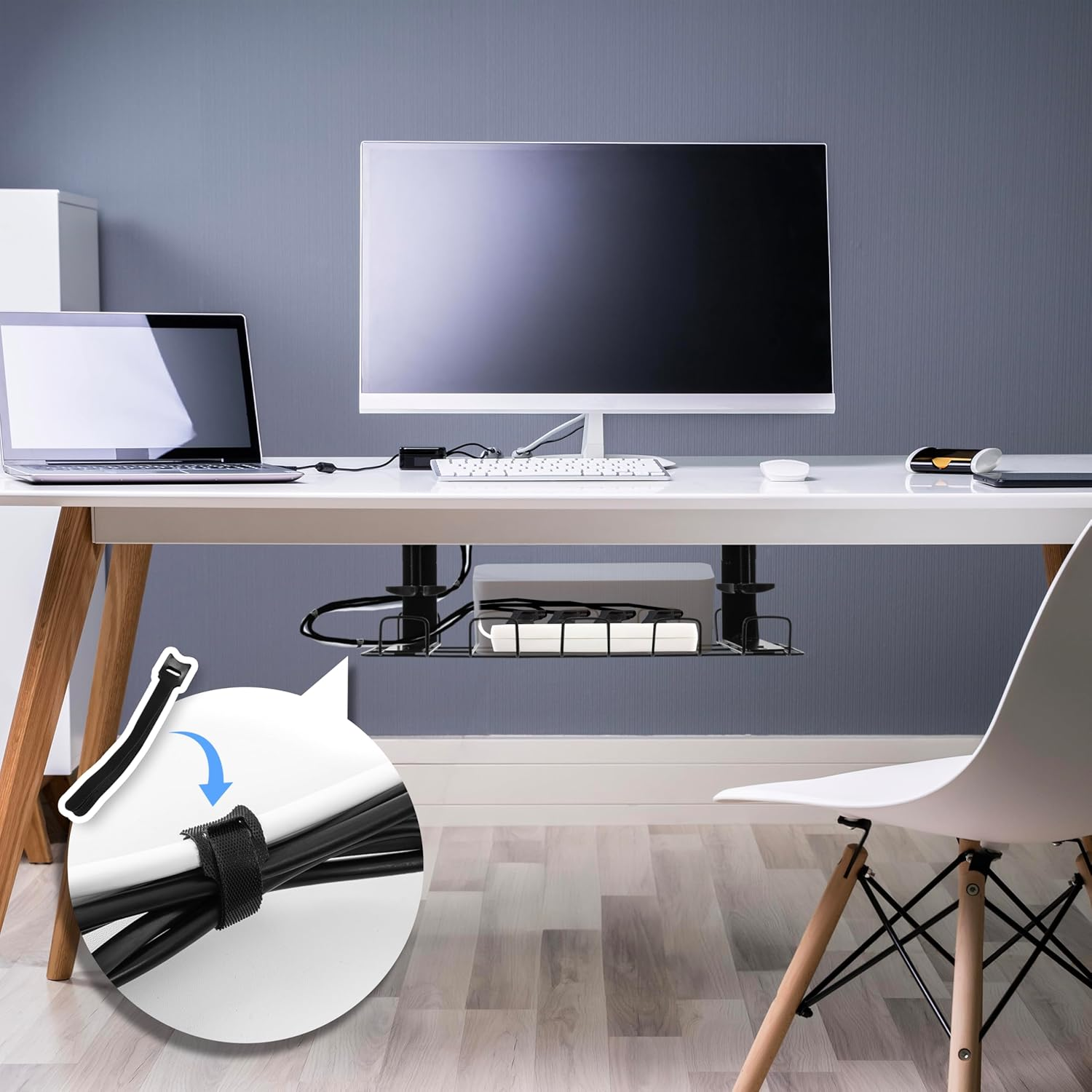 Weißer Schreibtisch mit Monitor, Laptop und Kabelmanagement unter dem Schreibtisch, mit Stuhl.