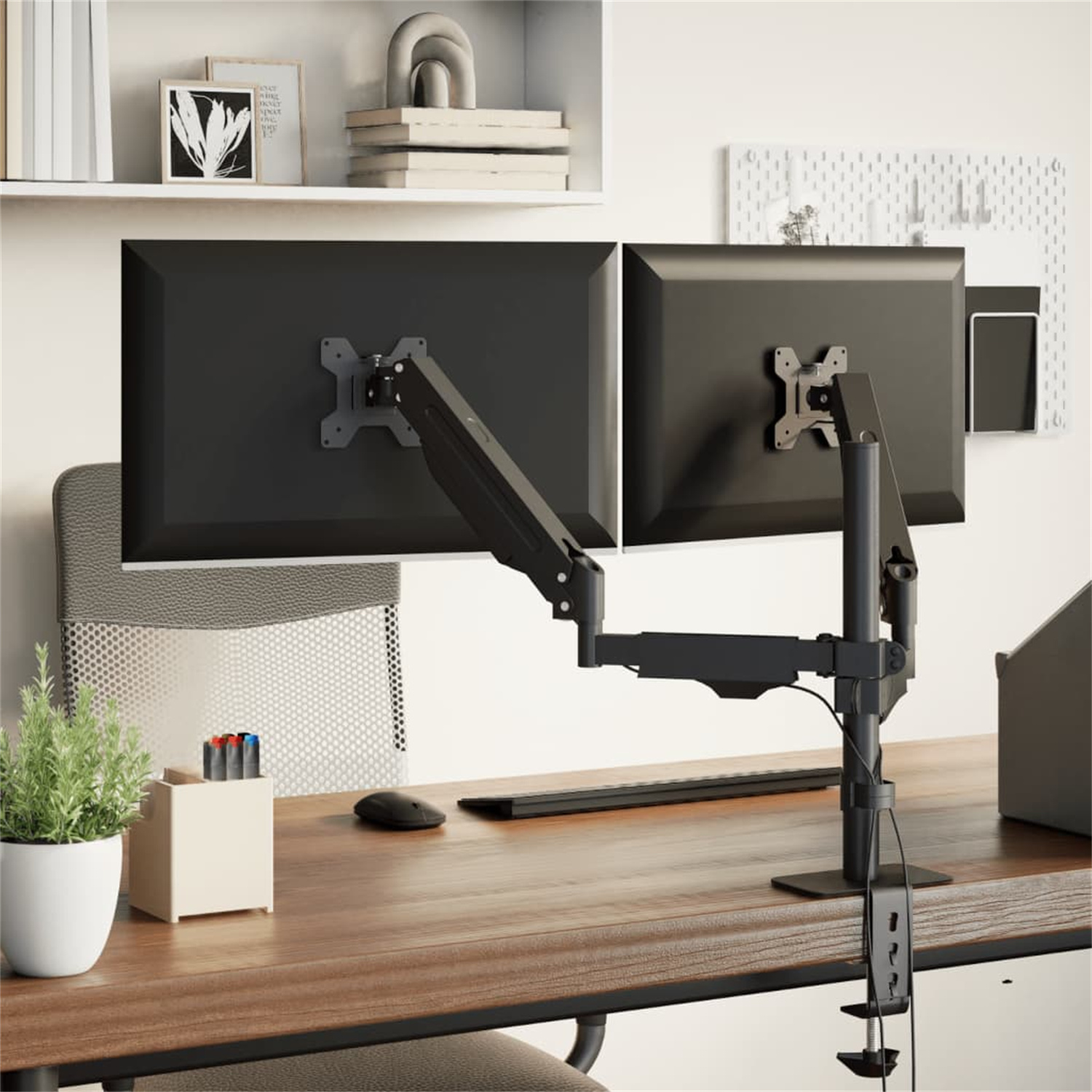 Zwei Computermonitore sind mit einem verstellbaren Arm auf einem Schreibtisch montiert. Eine Pflanze und ein Stifthalter sind vorhanden.