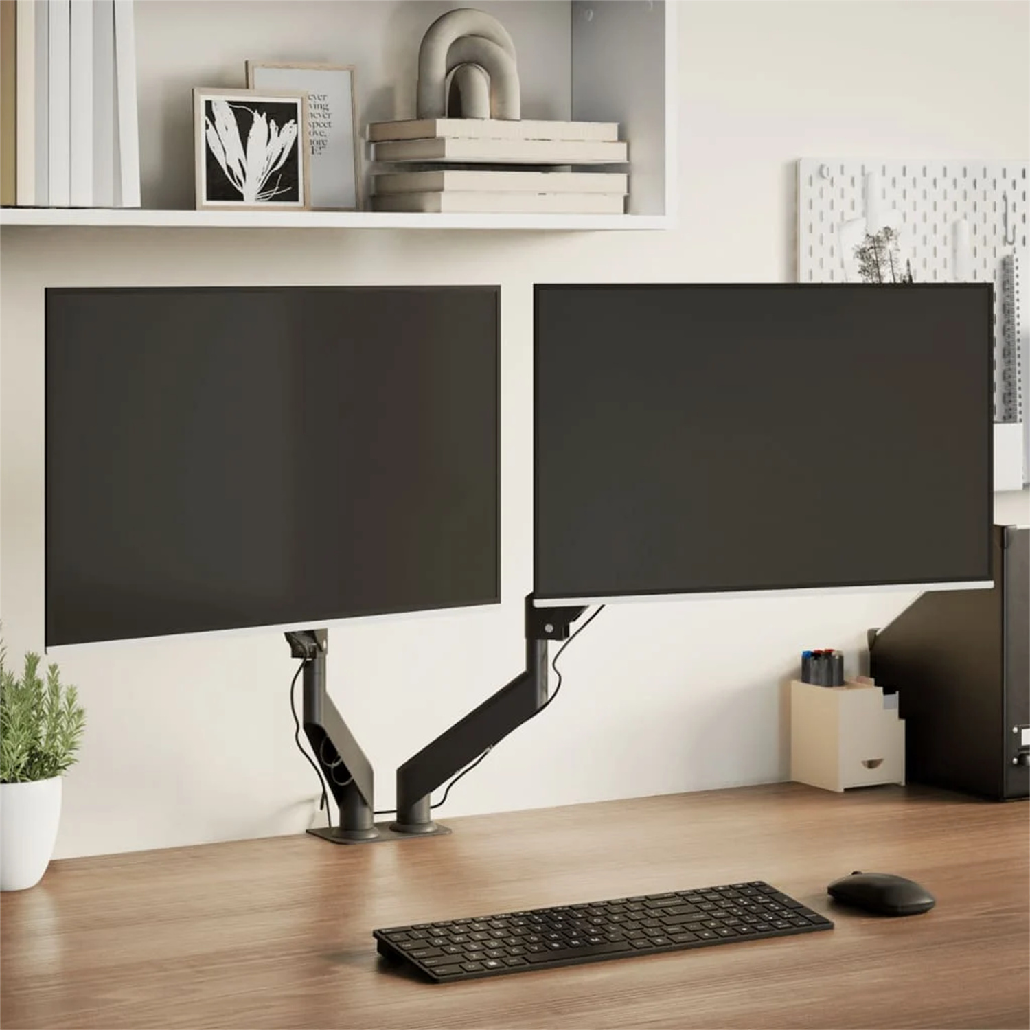 Ein Schreibtisch mit zwei Monitoren, einer Tastatur und einer Maus, mit einem weißen Regal darüber.