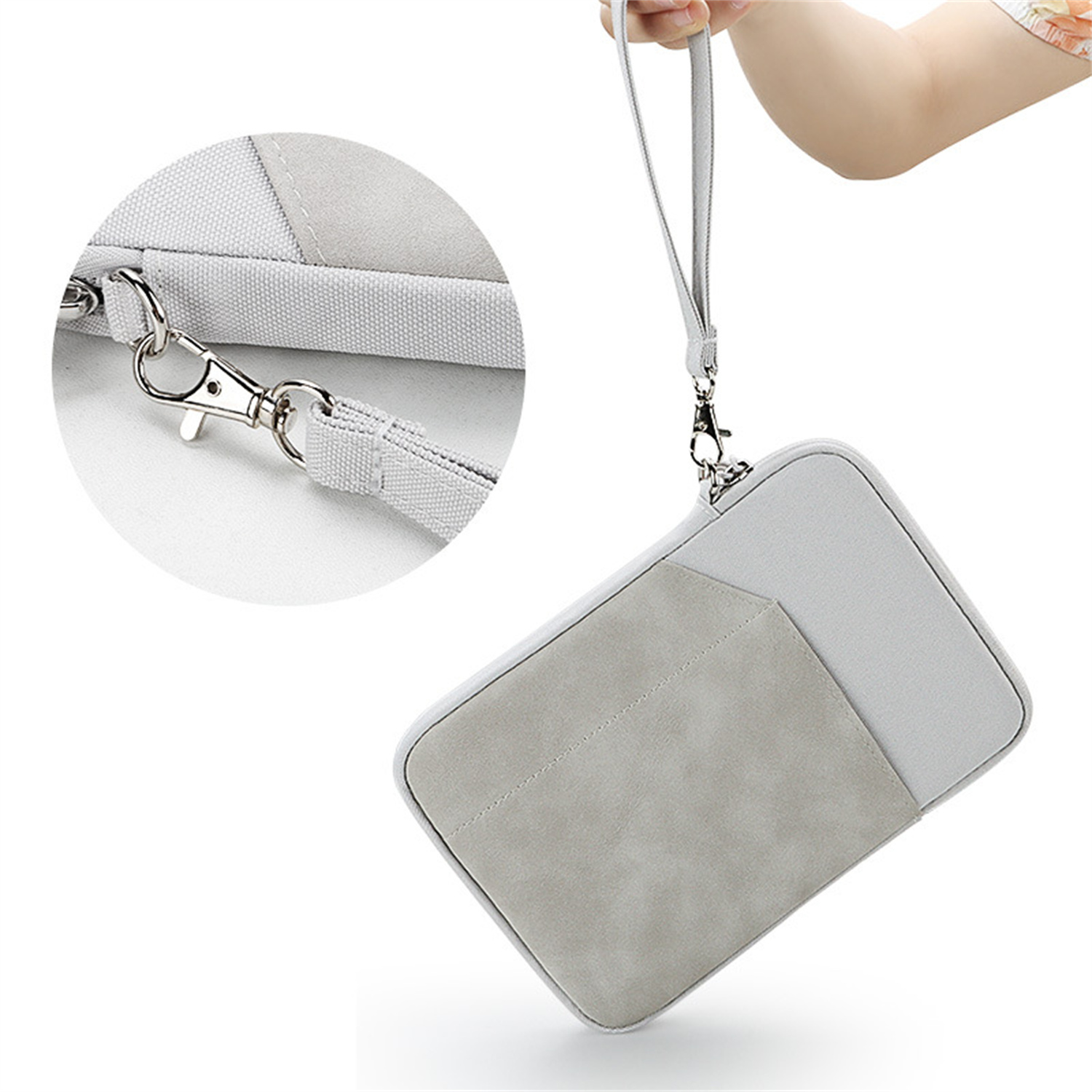 Eine grau-weiße Laptoptasche mit Griff. Die Tasche ist vor weißem Hintergrund.