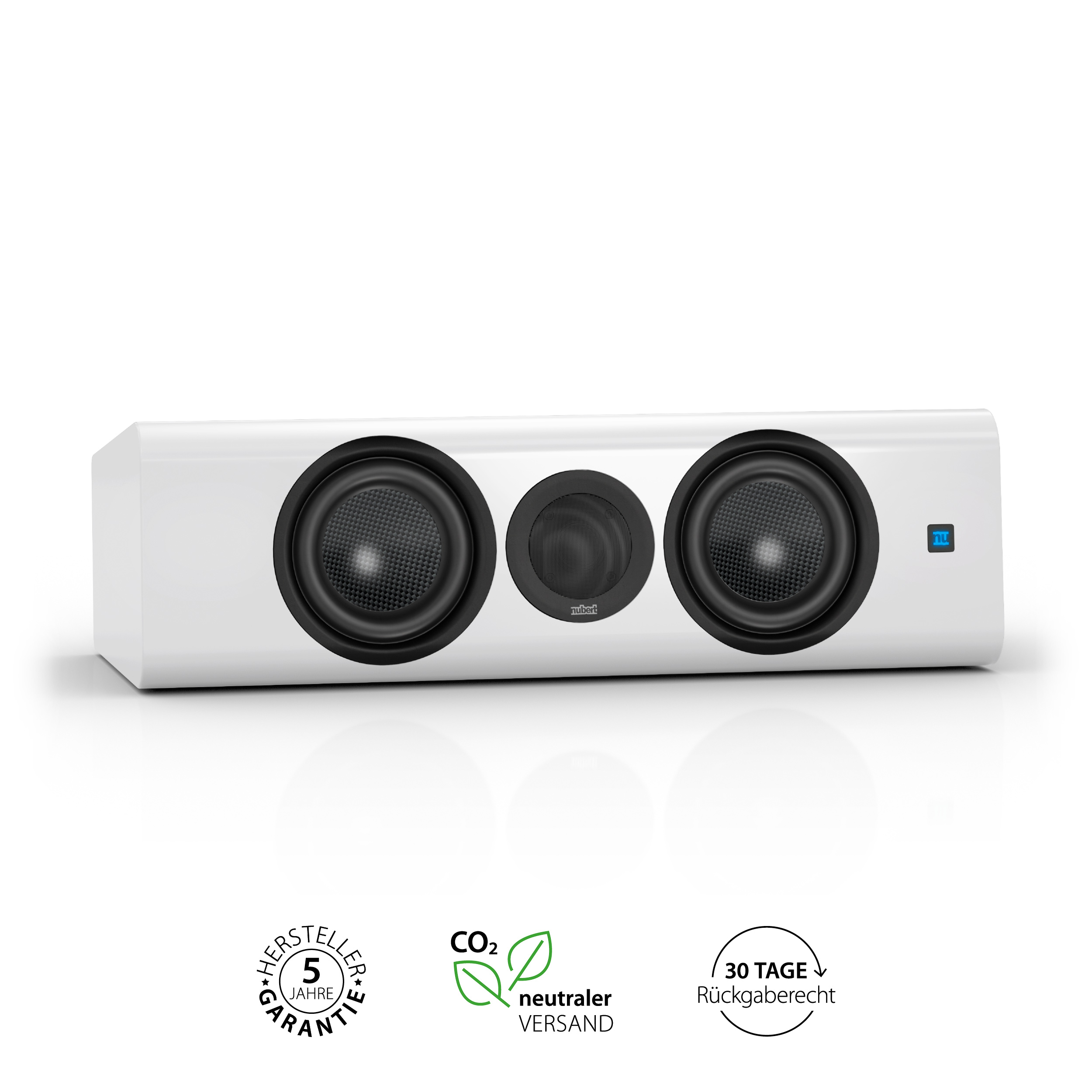 Ein weißer Soundbar-Lautsprecher mit drei schwarzen Lautsprechern und einem blauen Licht. Der Hintergrund ist weiß.