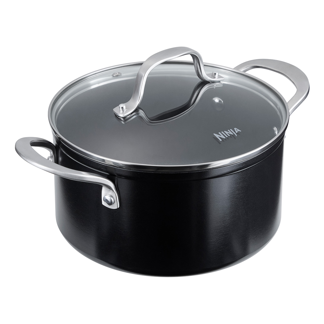 Casserole noire avec un couvercle en verre et des poignées. "NINJA" est imprimé sur le couvercle. Fond blanc.