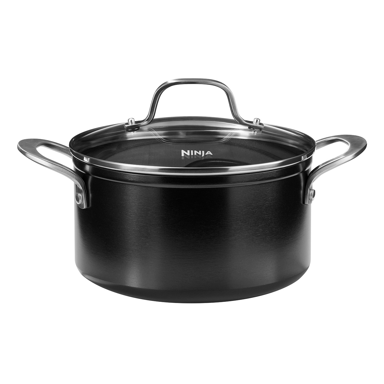 Casserole noire avec couvercle en verre et poignées argentées, isolée sur fond blanc.