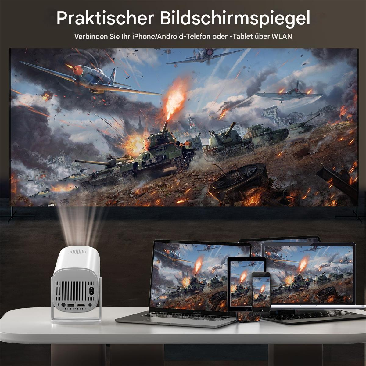 Projektor, der eine Kriegsszene auf eine Leinwand projiziert. Laptops und ein Telefon stehen auf dem Tisch.
