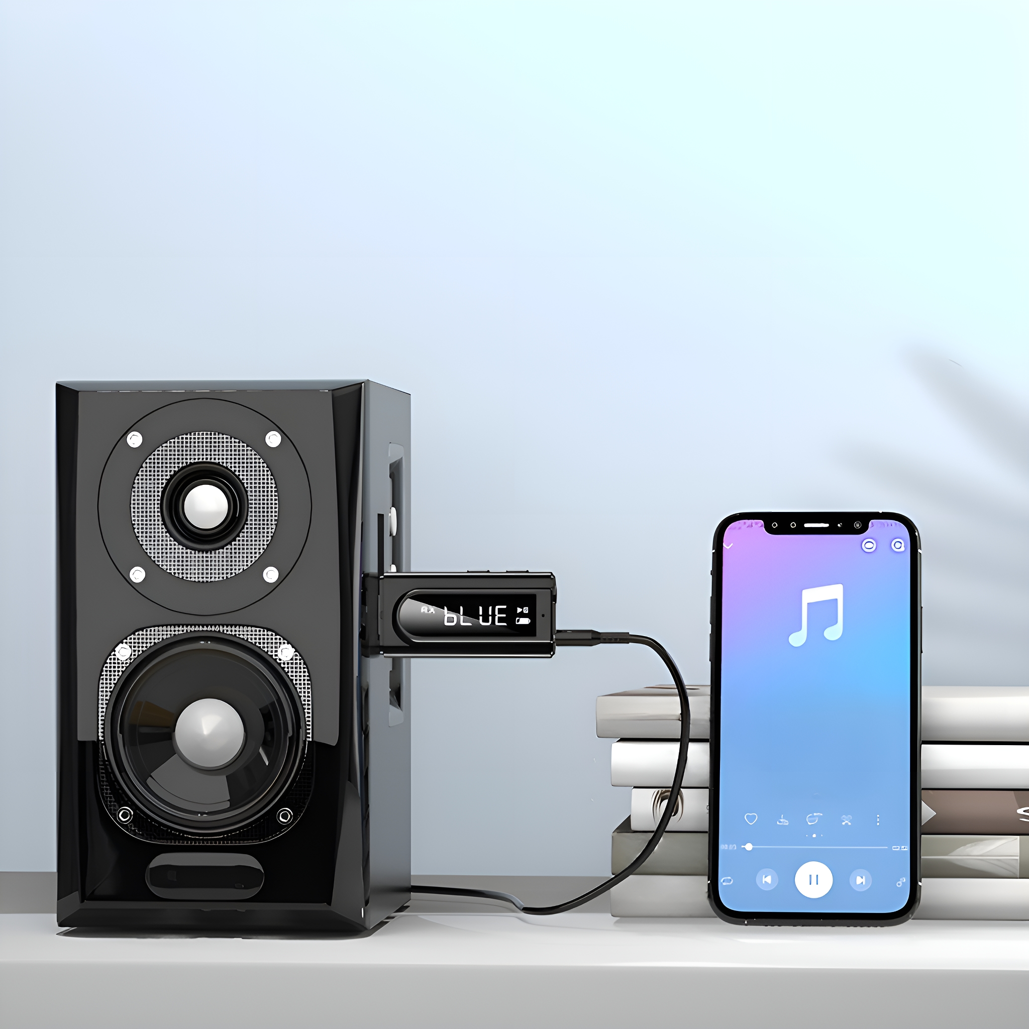 Ein schwarzer Lautsprecher und ein Smartphone, das mit einem kleinen Gerät verbunden ist. Der Lautsprecher steht auf einer weißen Oberfläche.