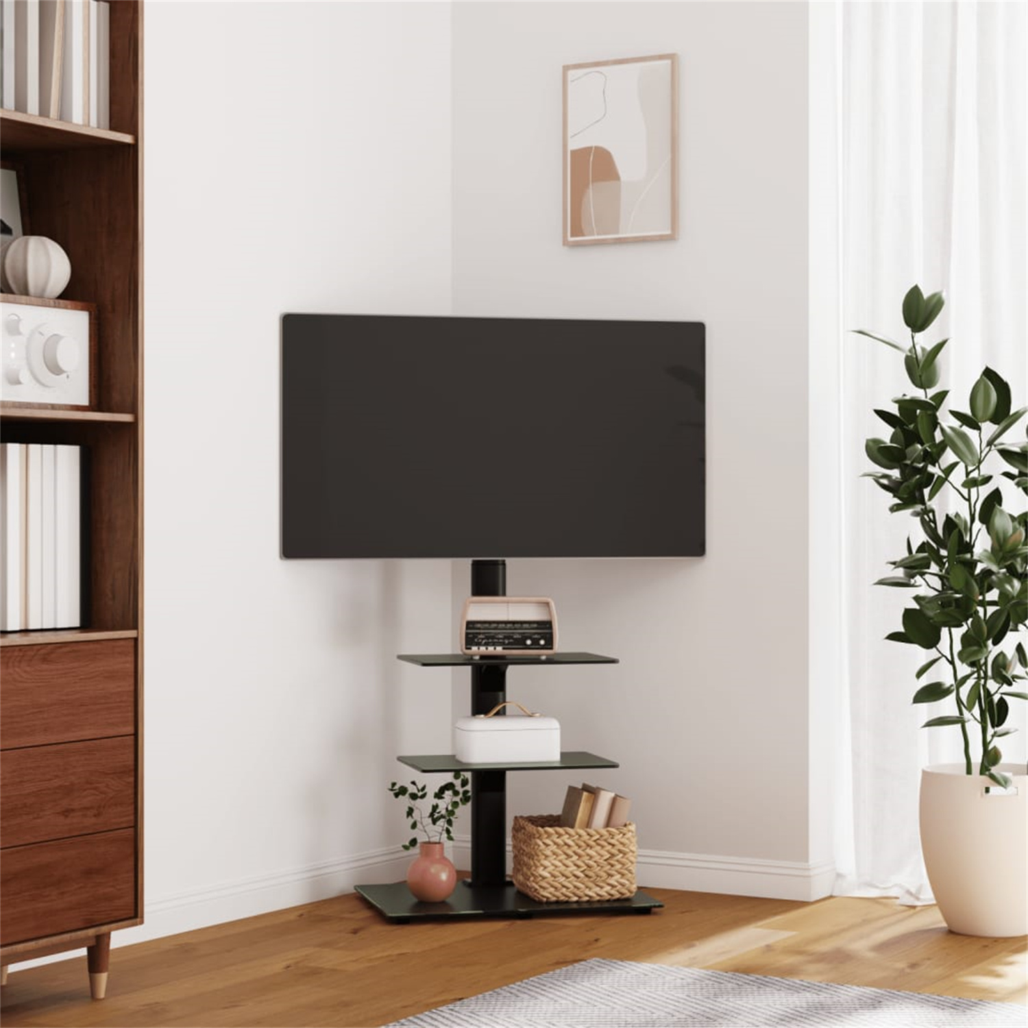 Ein Eckständer mit Fernseher, Regalen und einer Pflanze. Die Wand ist weiß, der Boden ist Holz.