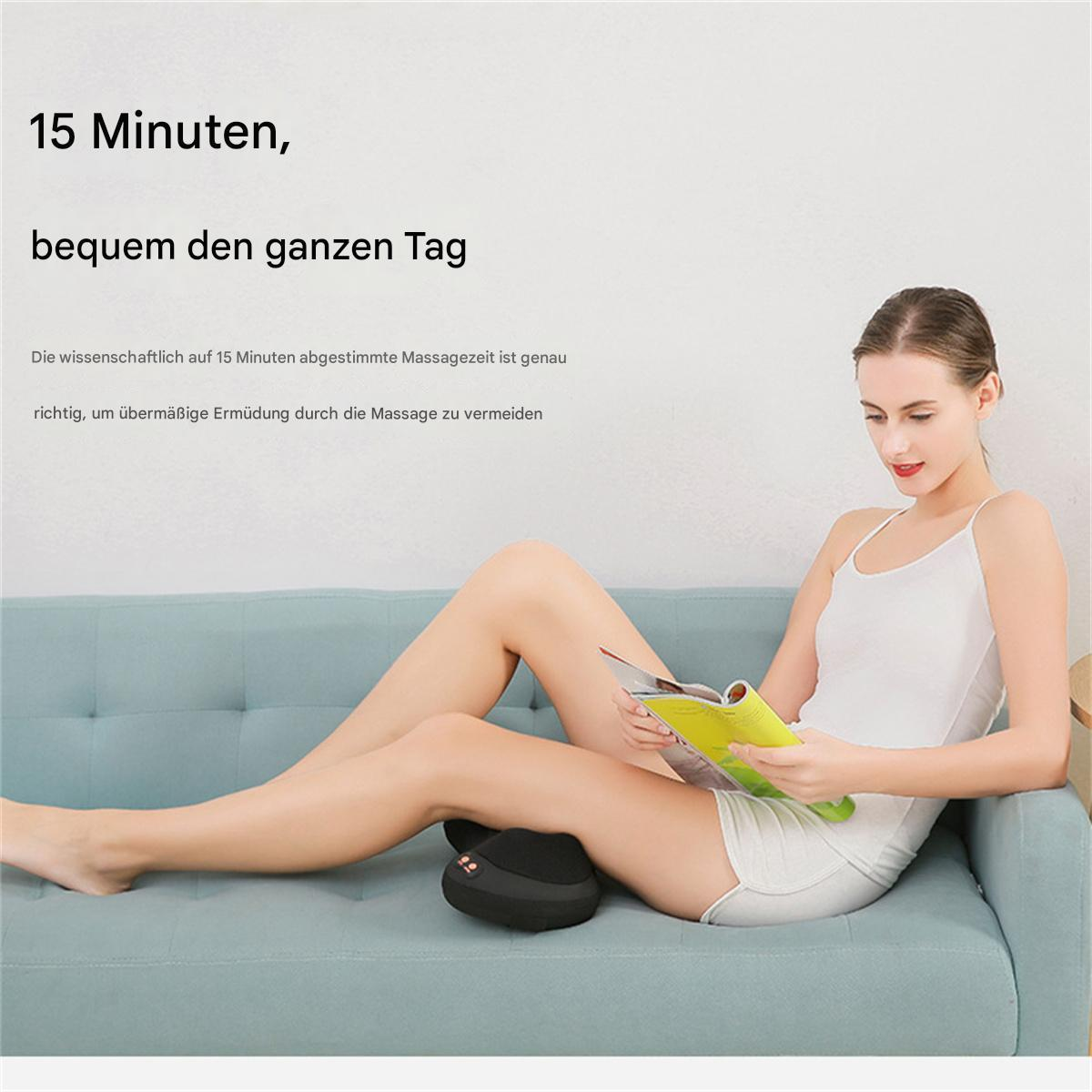 Frau auf einem Sofa liest ein Buch, mit einem Beinmassagegerät.