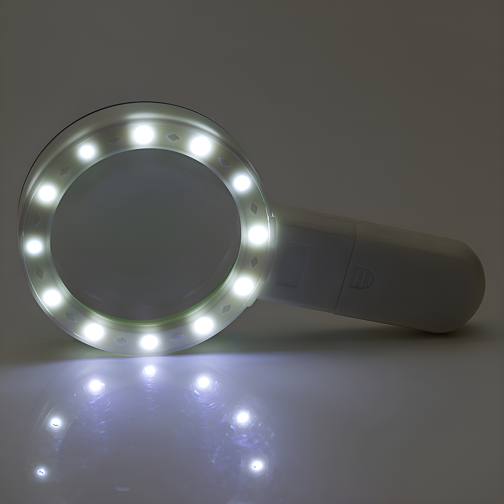 Lupe mit LED-Leuchten um die Linse, weißer Griff, helle Oberfläche.