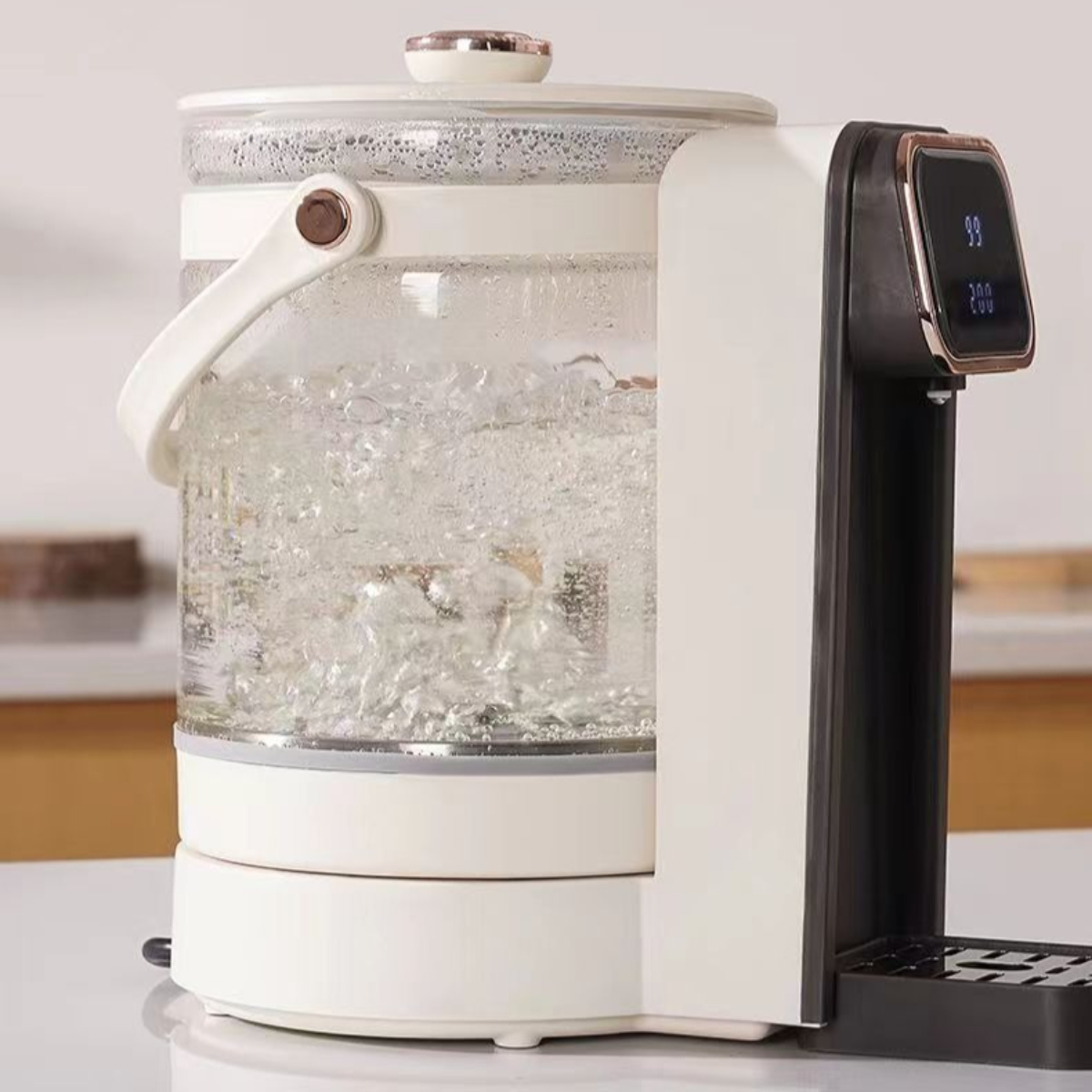 Weißer und schwarzer elektrischer Wasserkocher mit kochendem Wasser. Ein digitales Display zeigt Zahlen. Weiße Oberfläche.