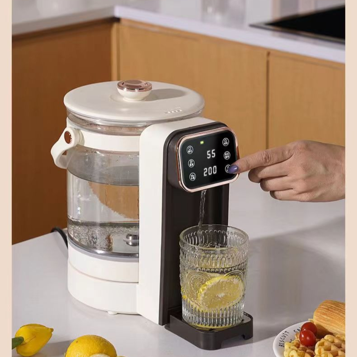 Weißer und schwarzer Wasserspender mit einem Glas Wasser und einer Zitronenscheibe. Eine Hand drückt einen Knopf.