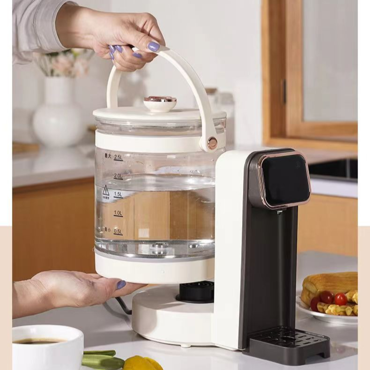 Frau hält einen Wasserspender aus Glas. Er steht neben einer Kaffeetasse, Brot und Tomaten.