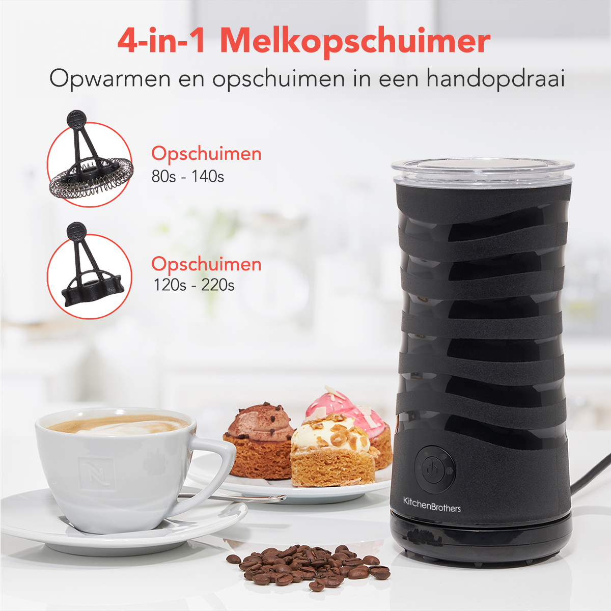 Schwarzer Milchaufschäumer mit Zubehör und einer Tasse Kaffee. Das Bild zeigt den Aufschäumer in Gebrauch.