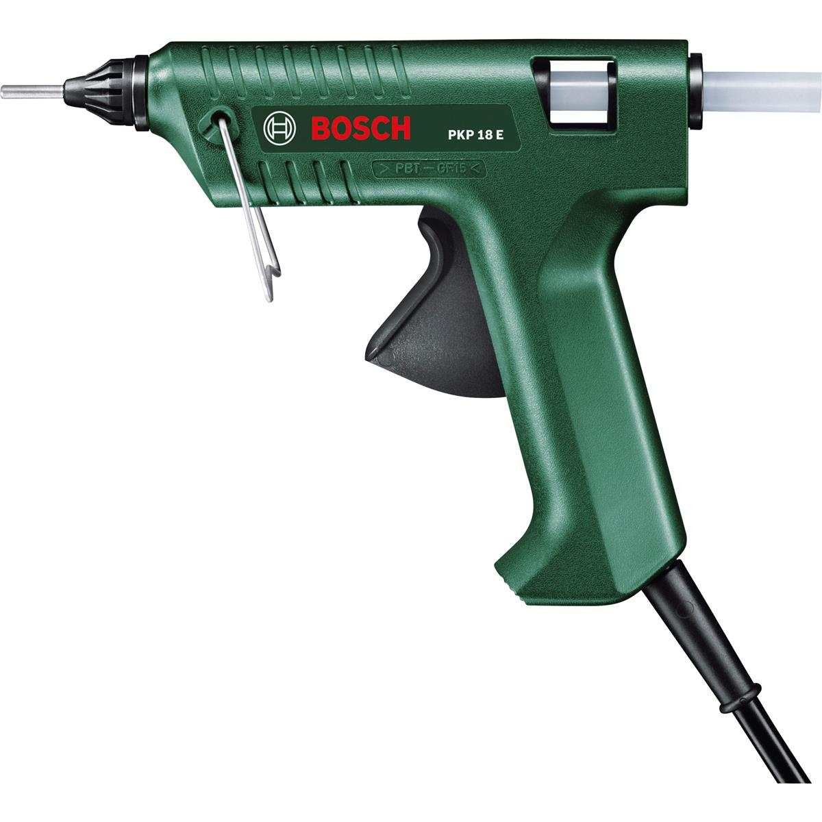 Zielony pistolet do kleju z czarnym uchwytem i srebrną dyszą. Białe tło.