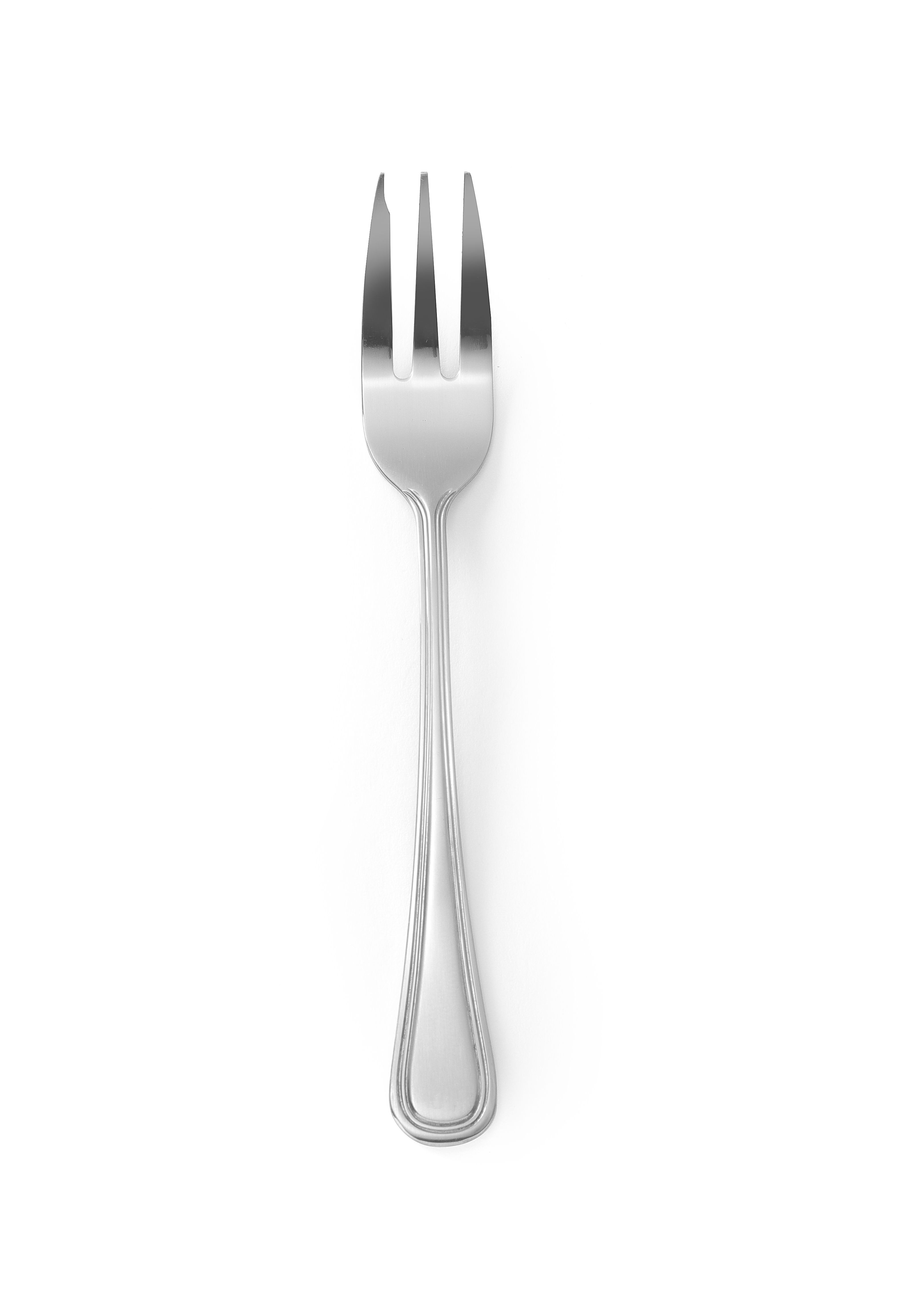 Un cucchiaio d'argento con una coppetta arrotondata e un manico curvo, isolato su bianco.