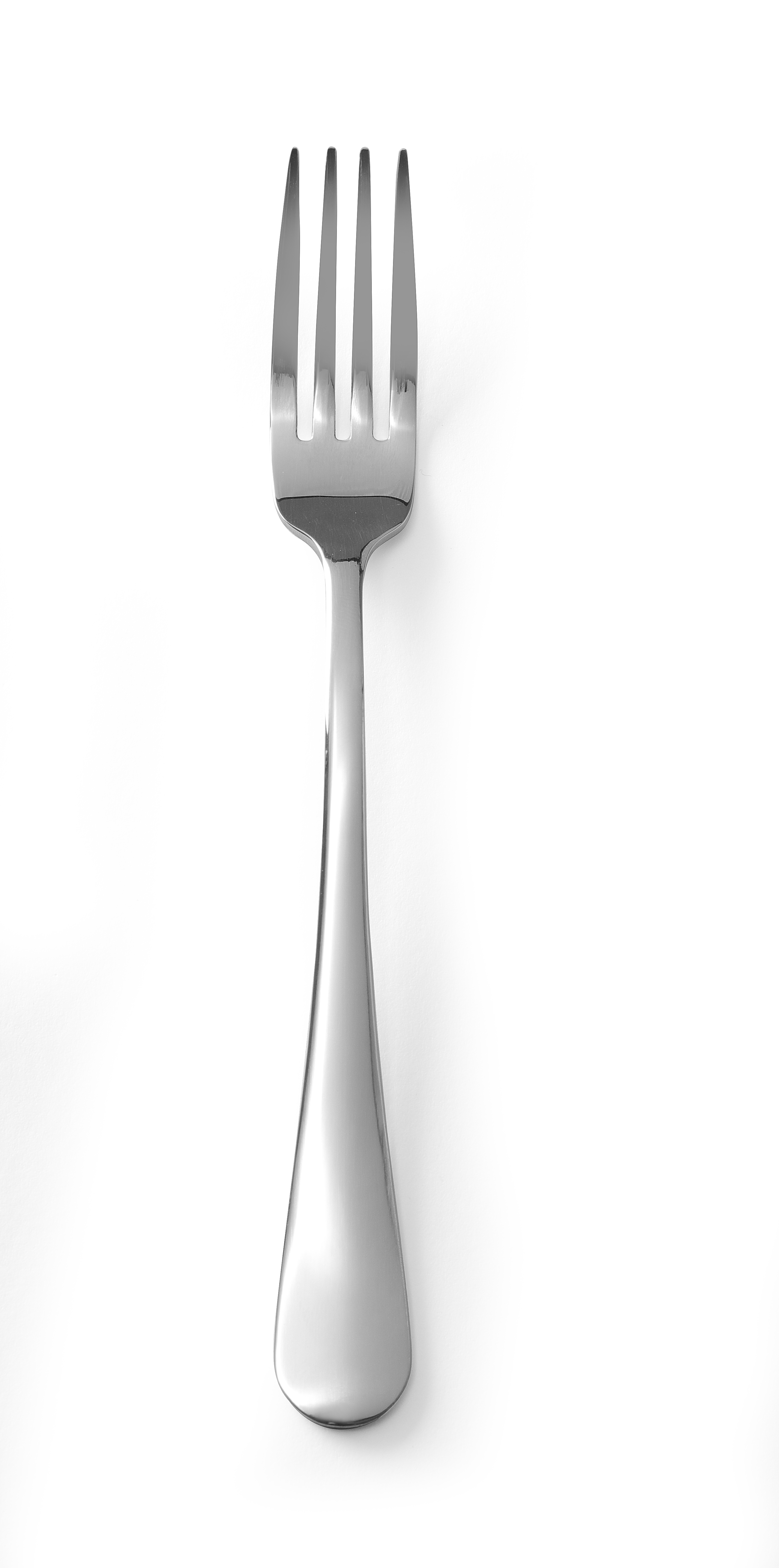 Una forchetta argentata con quattro rebbi su sfondo bianco. I rebbi sono vicini.